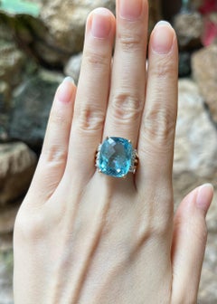 Aquamarine with Diamond Ring set in 18K Gold Settings