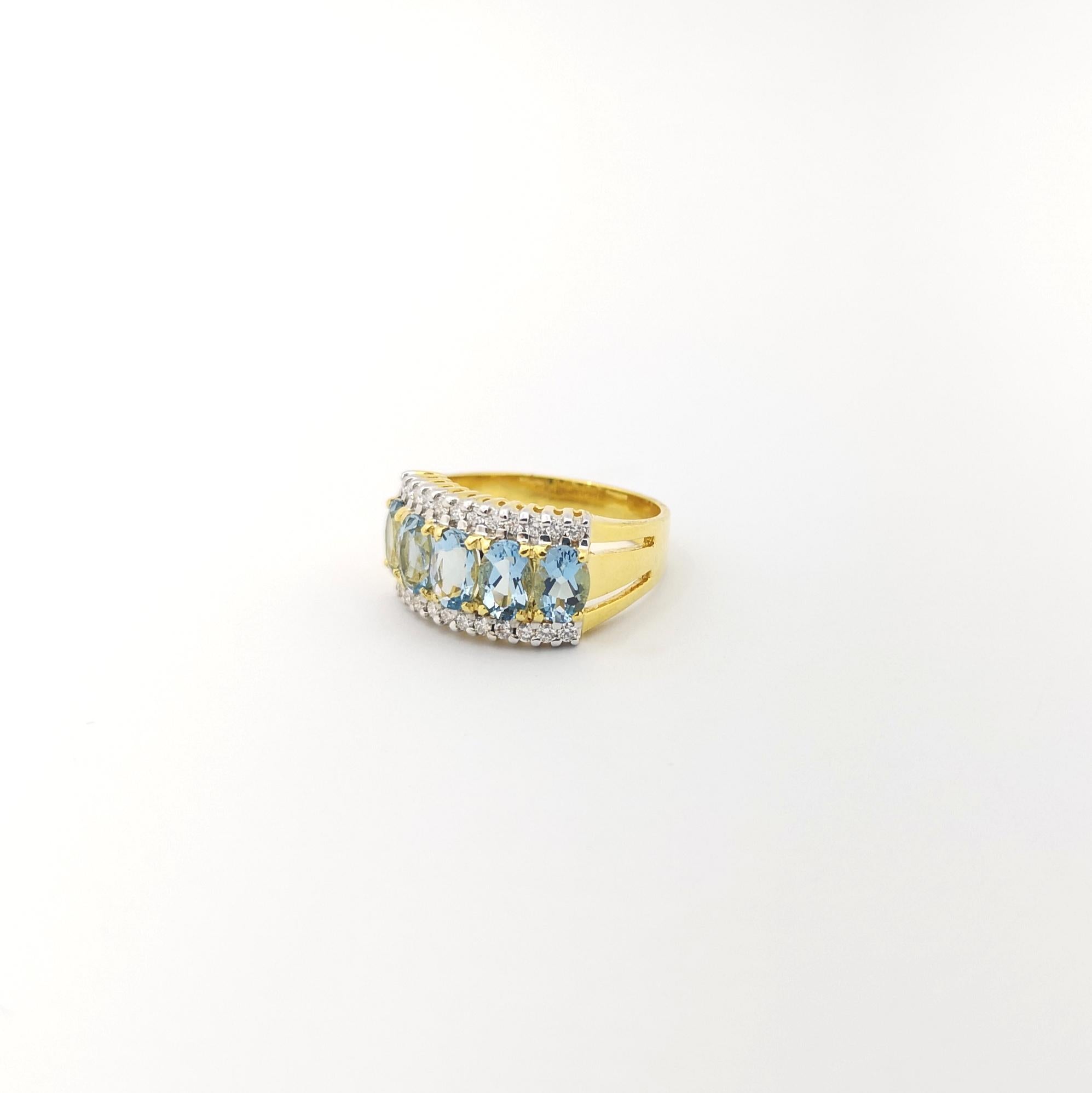 Aquamarine with Diamond Ring set in 18K Gold Settings For Sale 2