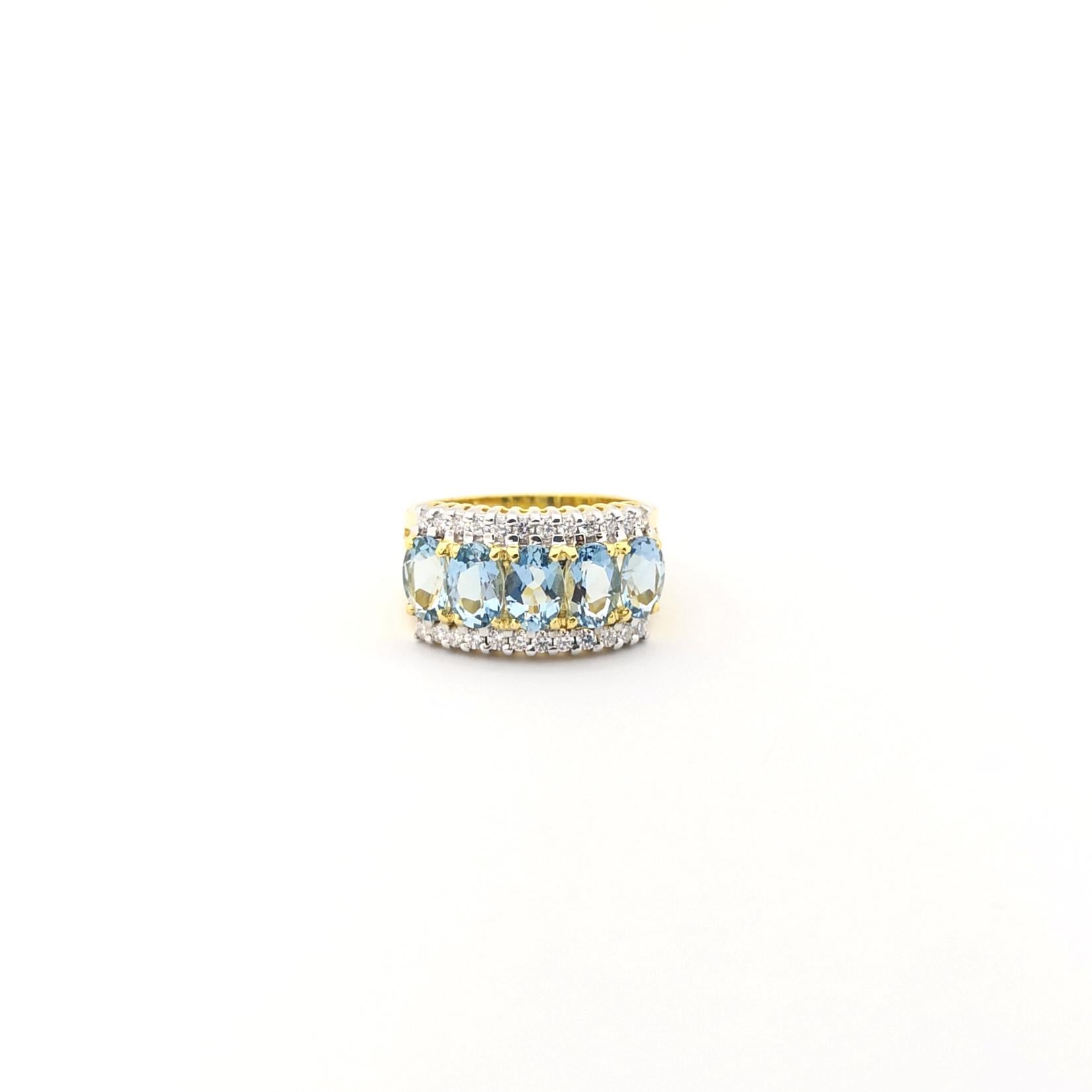 Aquamarine with Diamond Ring set in 18K Gold Settings For Sale 3
