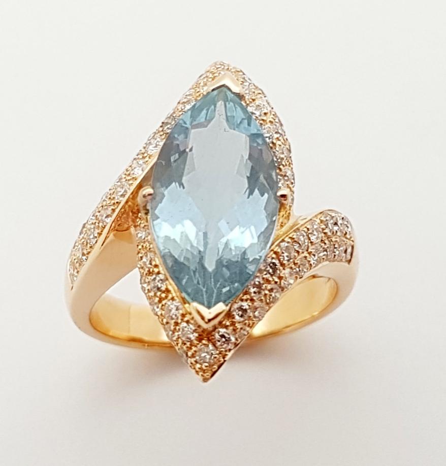Aquamarine with Diamond Ring set in 18K Rose Gold Setting For Sale 3