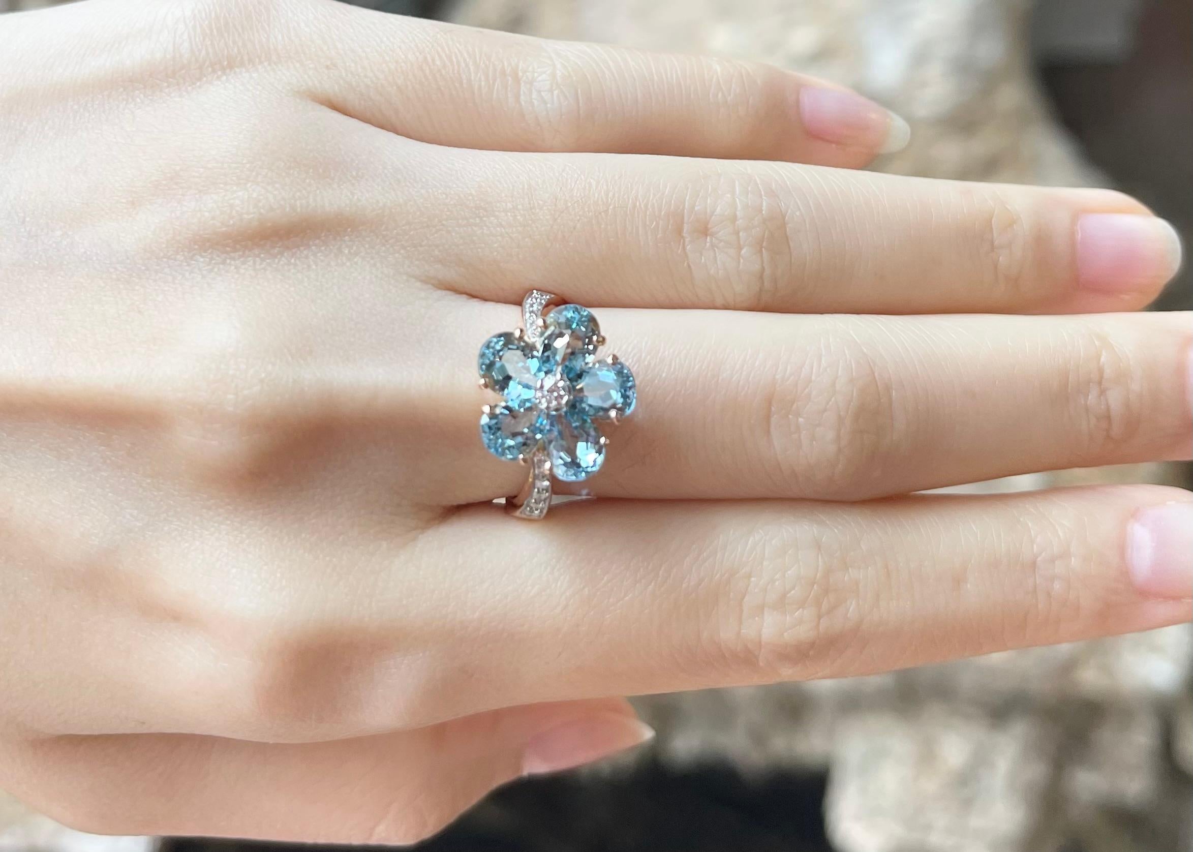 Contemporary Aquamarine with Diamond Ring set in 18K Rose Gold Setting For Sale