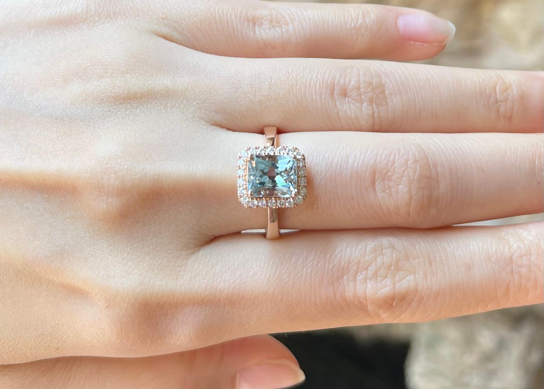 Aquamarin mit Diamantring in 18 Karat Roségold gefasst (Zeitgenössisch) im Angebot