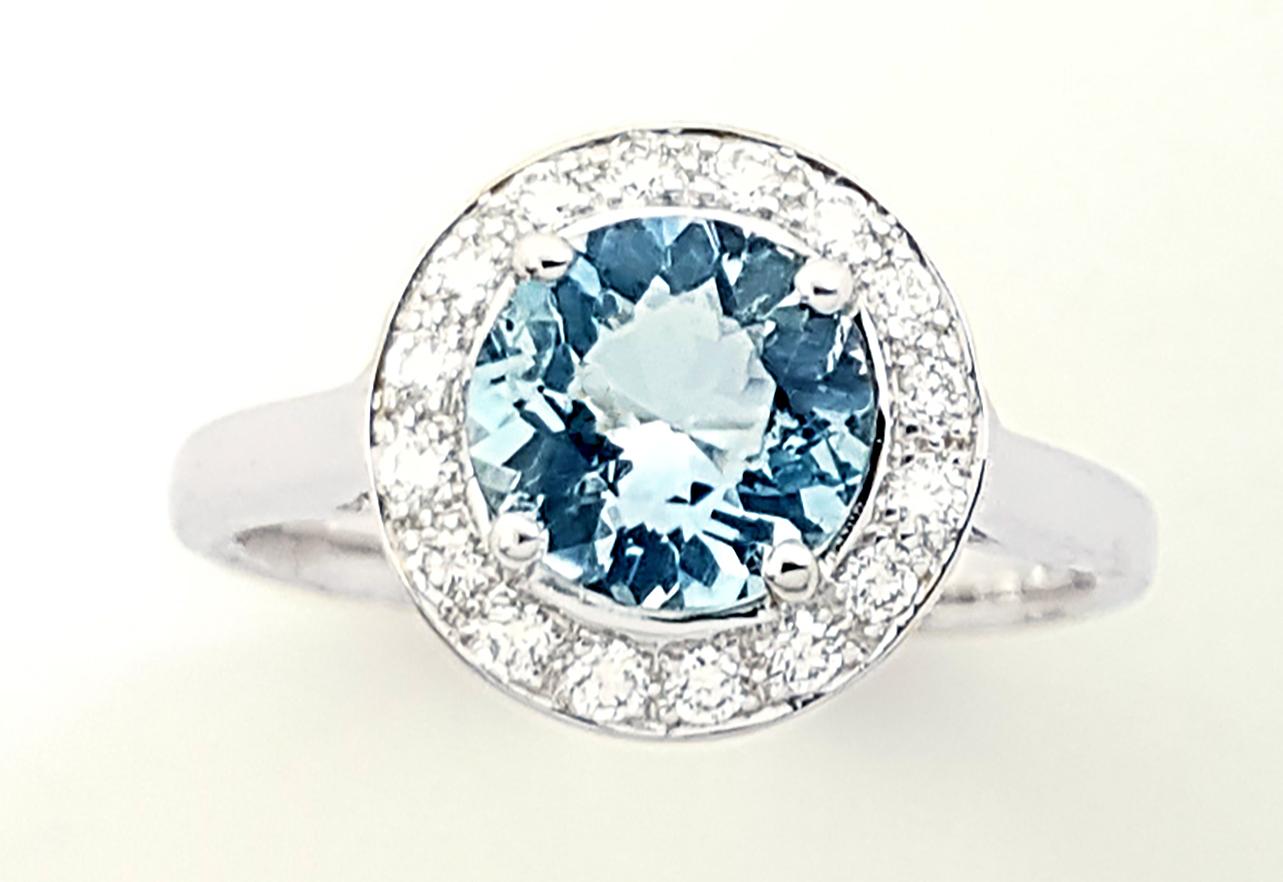 Aquamarine with Diamond Ring set in 18K White Gold Setting For Sale 7