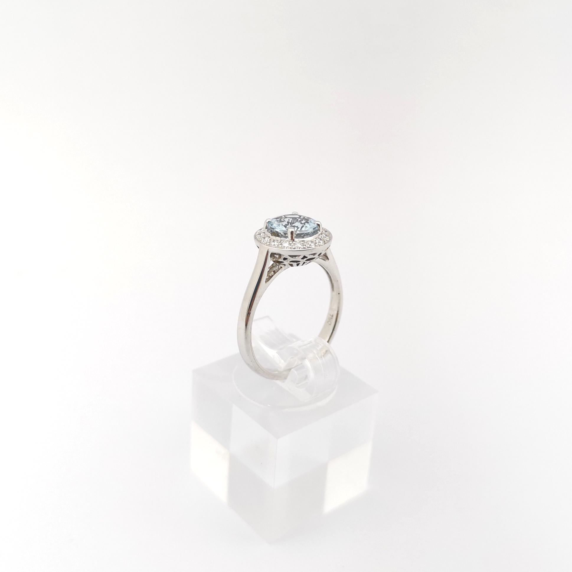 Aquamarine with Diamond Ring set in 18K White Gold Setting For Sale 1