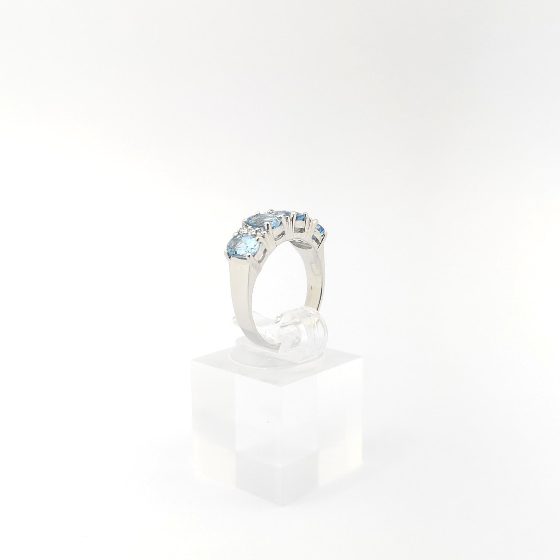 Aquamarine with Diamond Ring set in 18K White Gold Settings For Sale 4