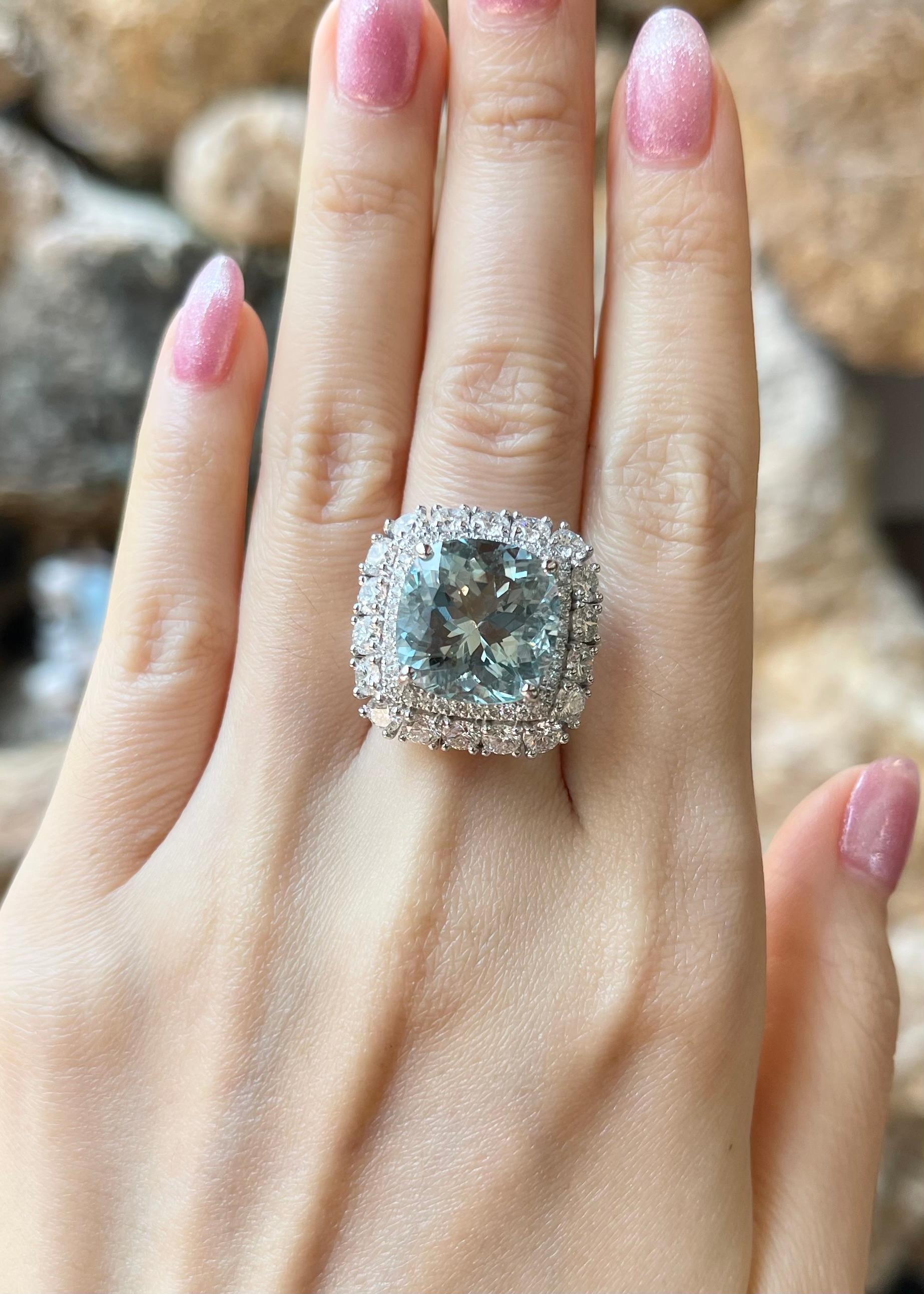 Aquamarin 10,96 Karat mit Diamant 3,30 Karat Ring in 18K Weißgold gefasst

Breite:  2,2 cm 
Länge: 2.2 cm
Ringgröße: 50
Gesamtgewicht: 15,63 Gramm

