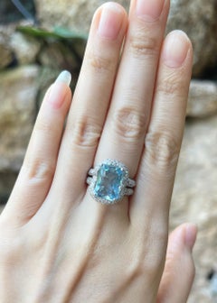 Aquamarine with Diamond Ring set in 18K White Gold Settings