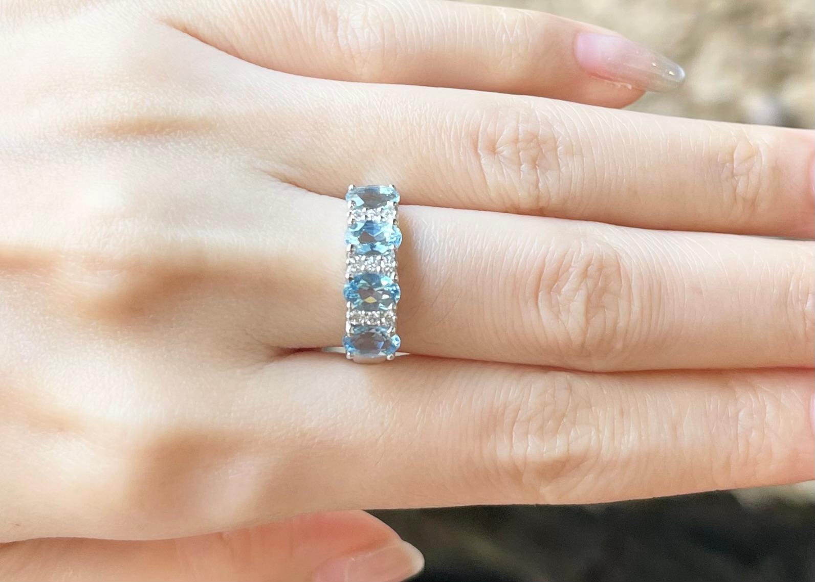 Contemporary Aquamarine with Diamond Ring set in 18K White Gold Settings For Sale