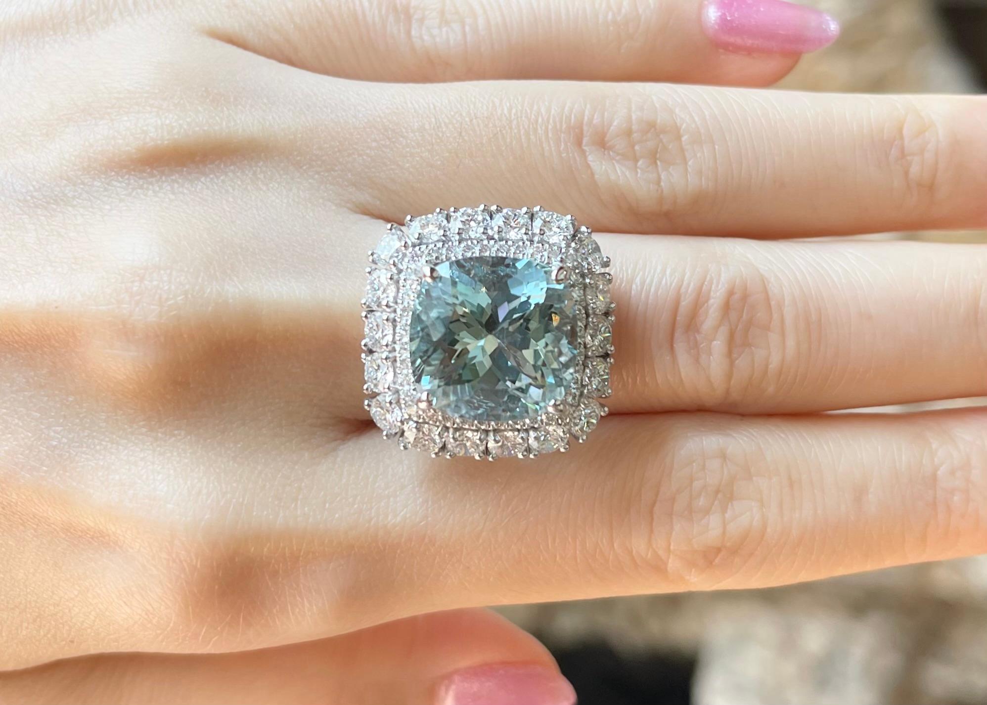 Aquamarin mit Diamantring aus 18 Karat Weißgold in Fassungen (Zeitgenössisch) im Angebot