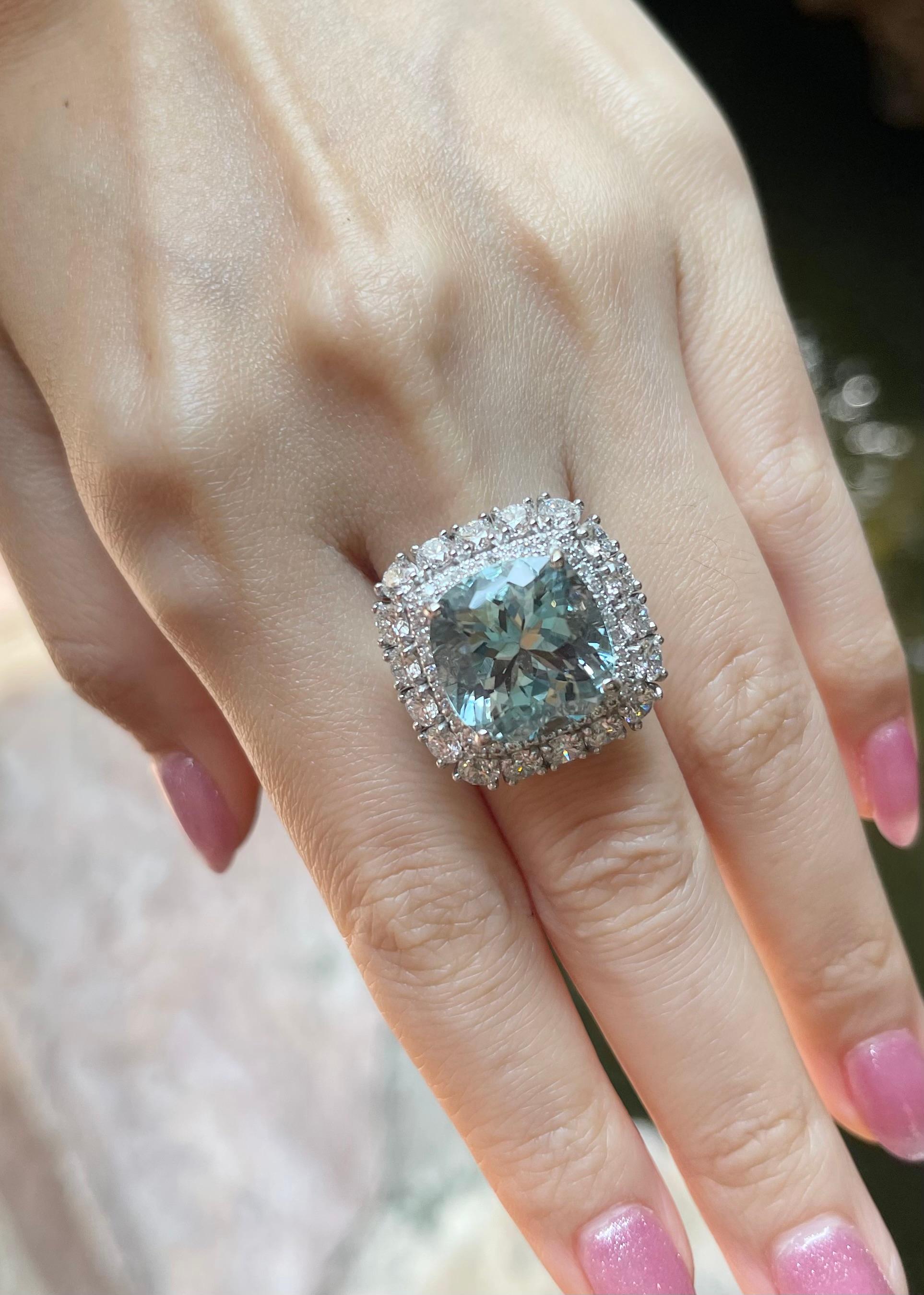 Aquamarin mit Diamantring aus 18 Karat Weißgold in Fassungen (Kissenschliff) im Angebot