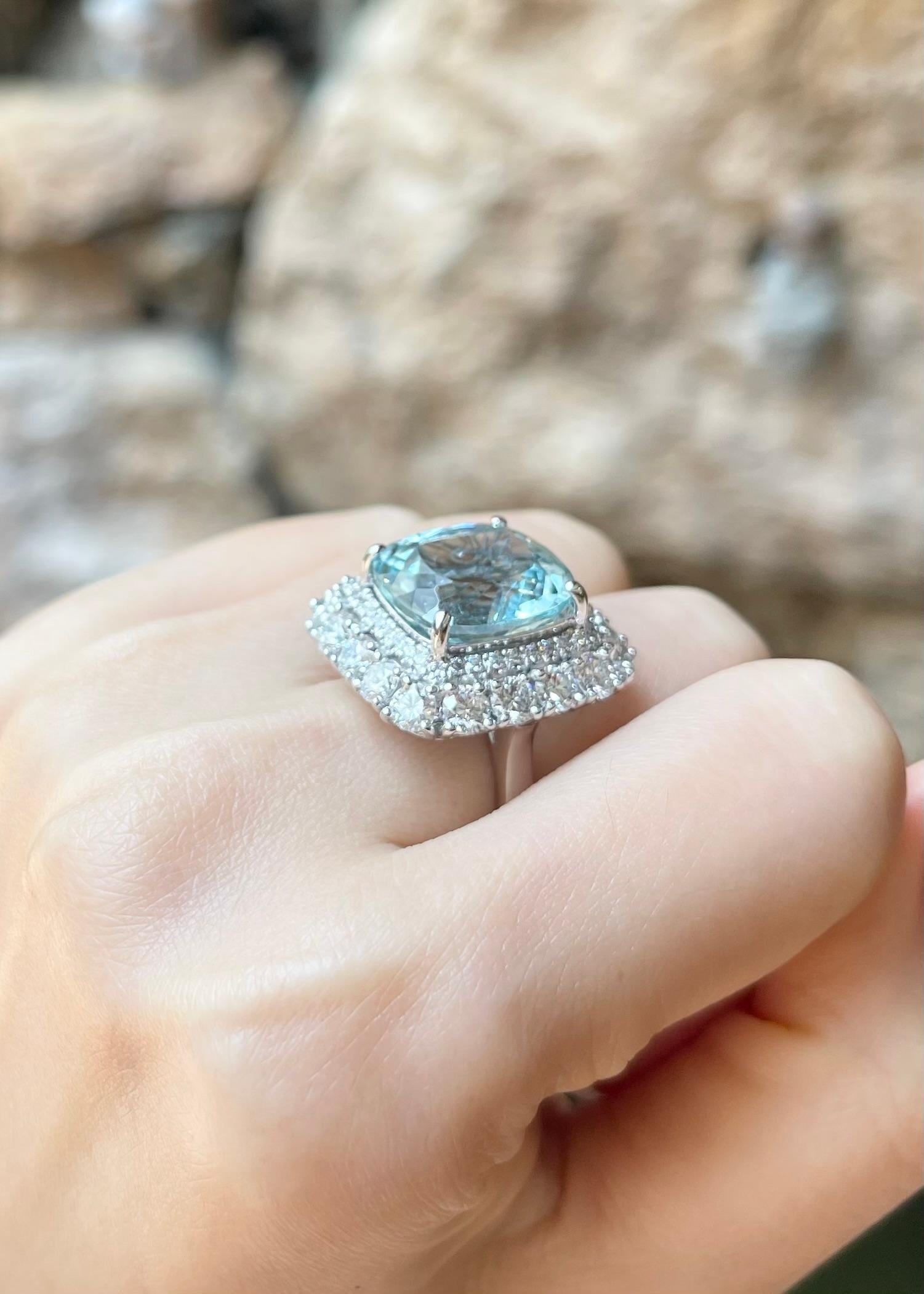 Aquamarin mit Diamantring aus 18 Karat Weißgold in Fassungen für Damen oder Herren im Angebot