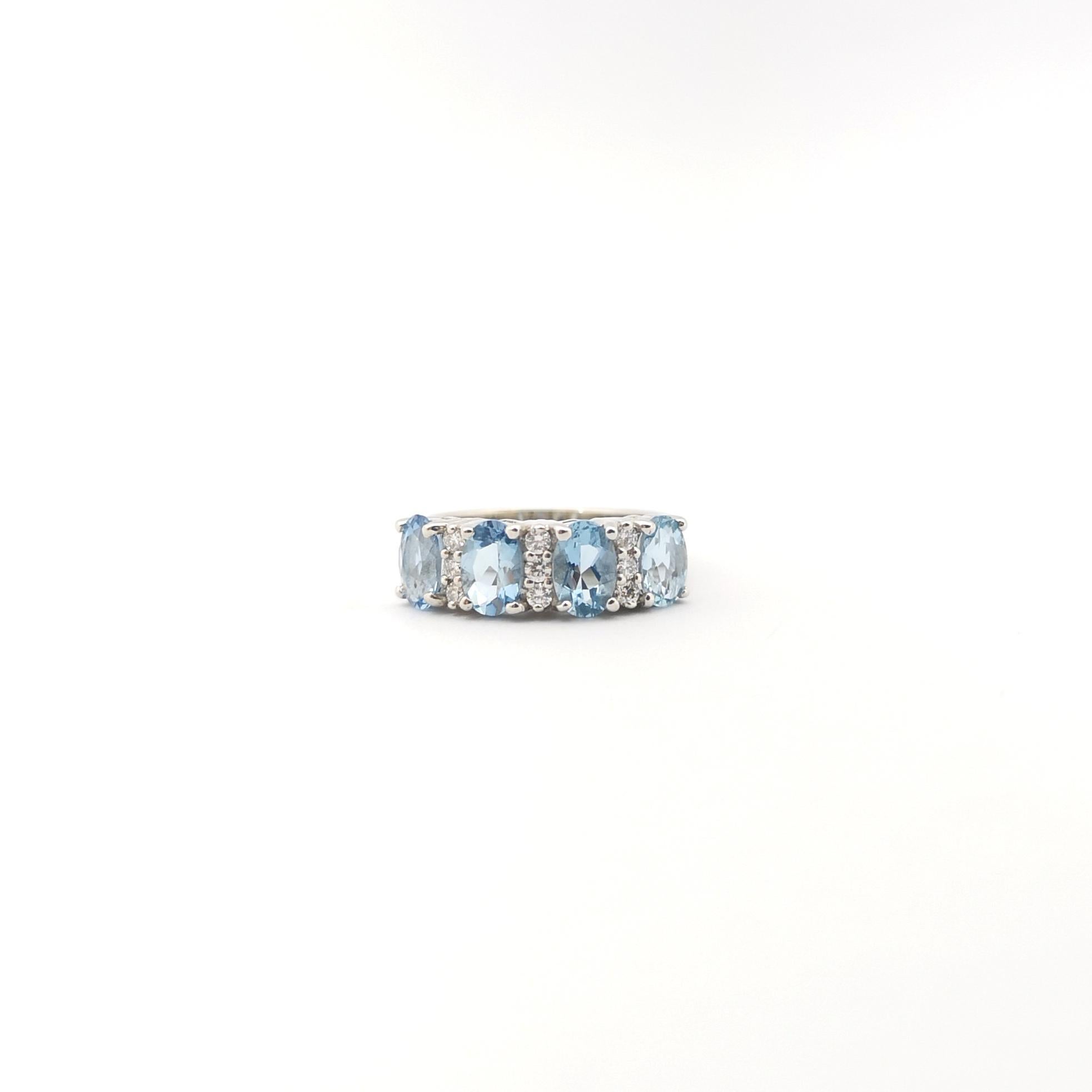 Aquamarine with Diamond Ring set in 18K White Gold Settings For Sale 1