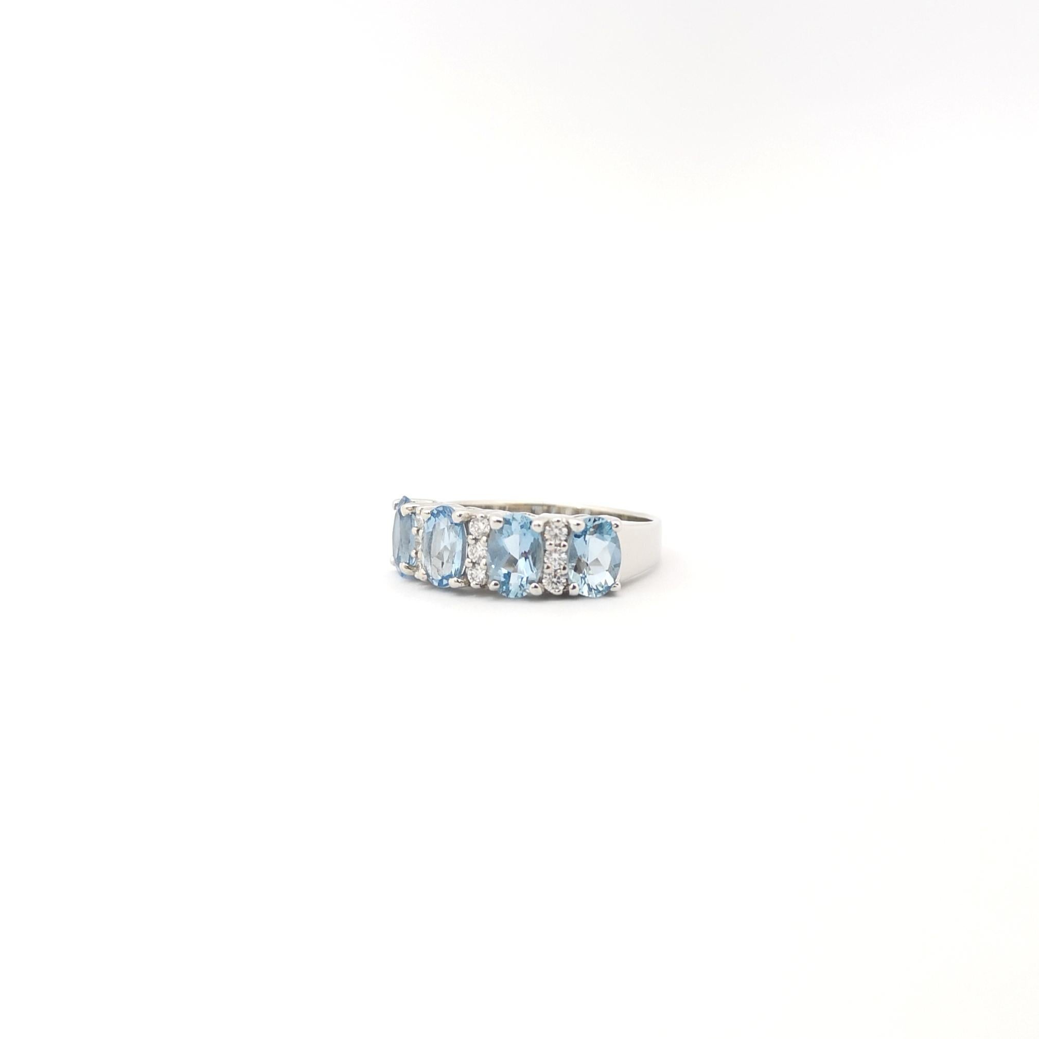 Aquamarine with Diamond Ring set in 18K White Gold Settings For Sale 2