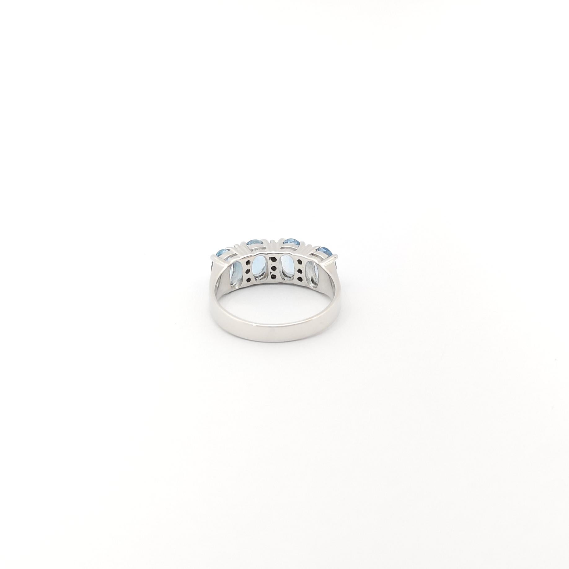 Aquamarine with Diamond Ring set in 18K White Gold Settings For Sale 3