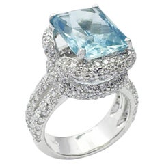 Aquamarine with Diamond Ring set in 18K White Gold Settings
