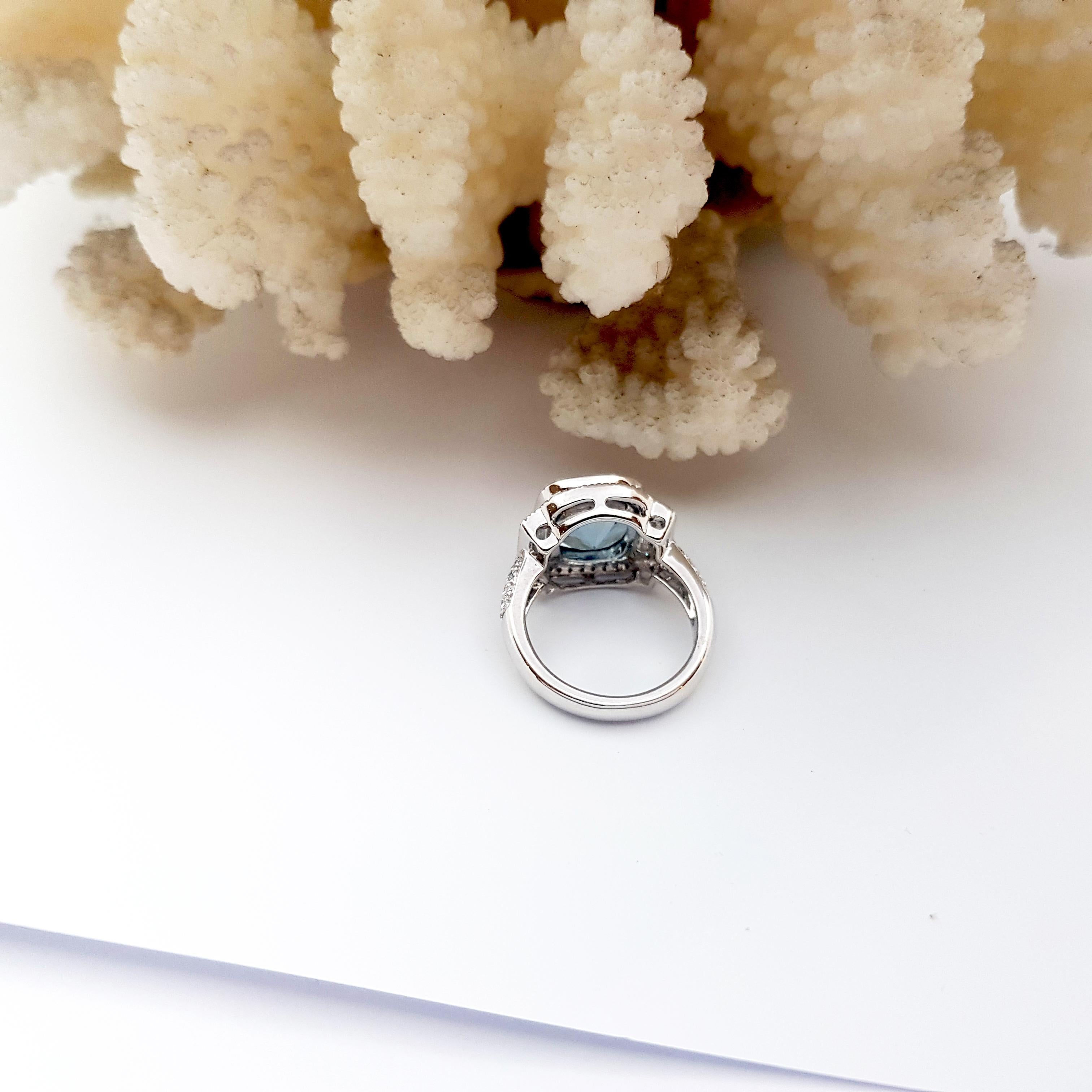 Aquamarine with Diamond Ring set in Platinum 900 Setting For Sale 7