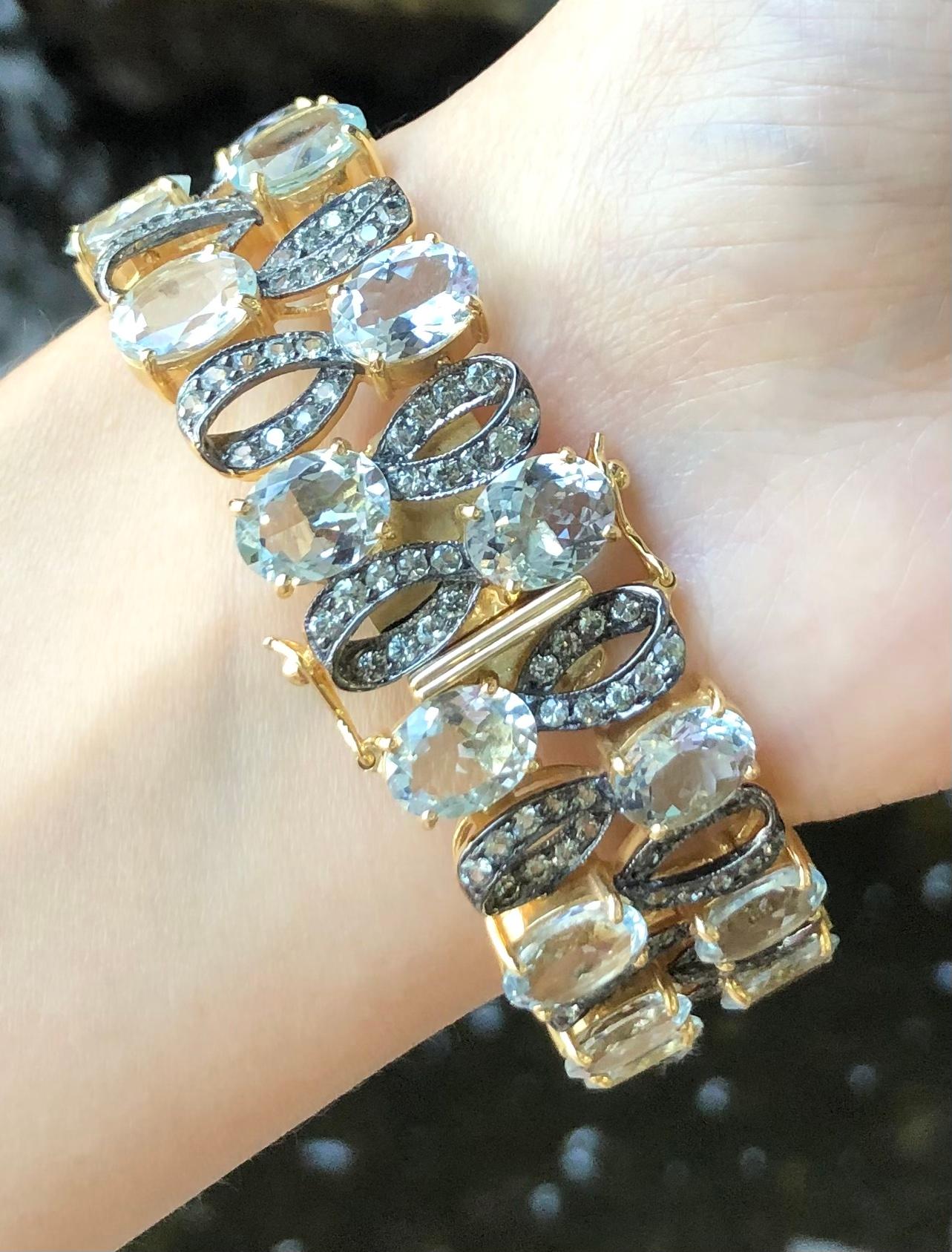 Bracelet en or 18 carats serti d'aigue-marine et de saphirs verts Neuf - En vente à Bangkok, TH
