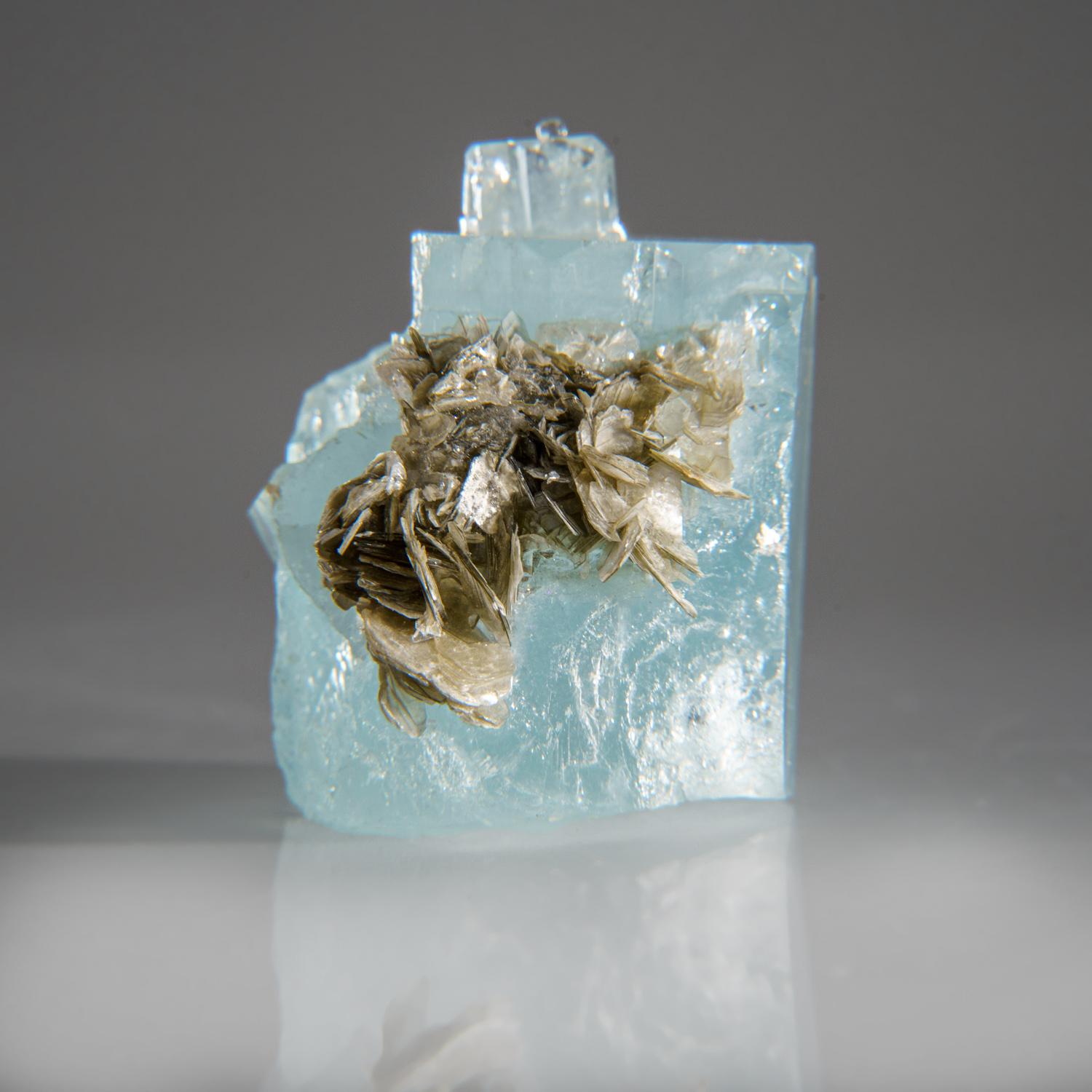 Contemporary Aquamarine with Muscovite From Nagar, Hunza Valley, Gilgit-Baltistan, Pakistan For Sale