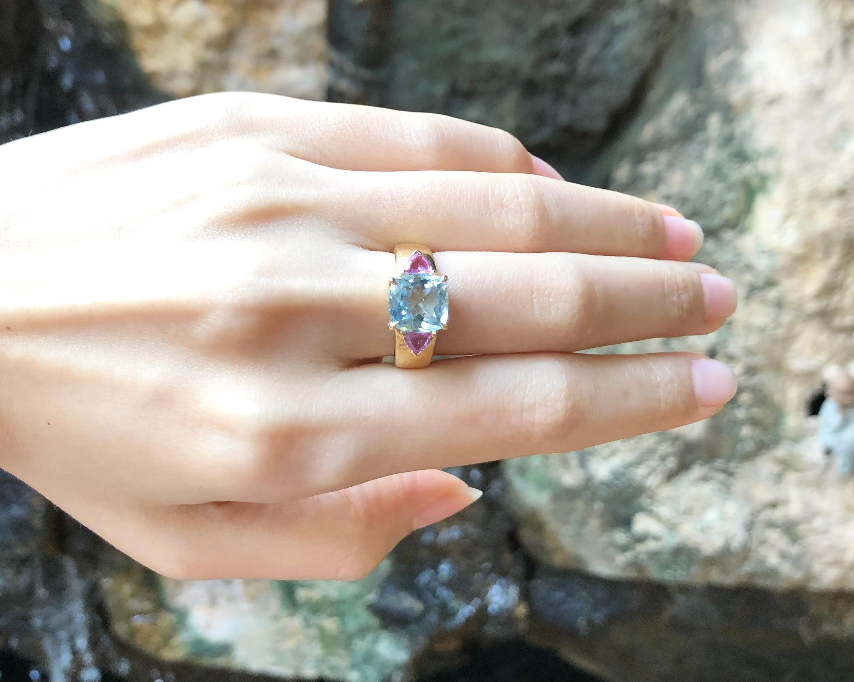 Contemporary Aquamarine with Pink Sapphire Ring Set in 18 Karat Gold Settings For Sale