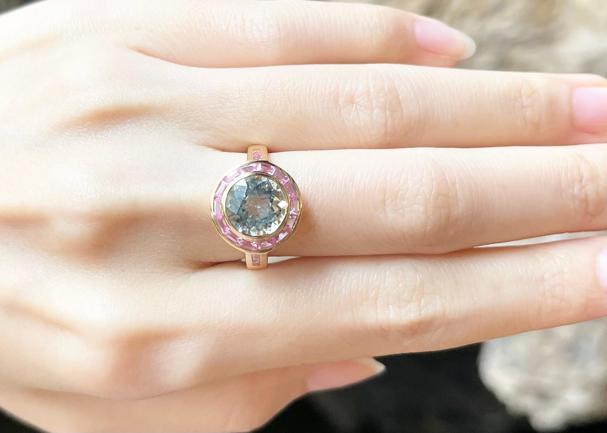 Round Cut Aquamarine with Pink Sapphire Ring set in 18k Gold Settings For Sale