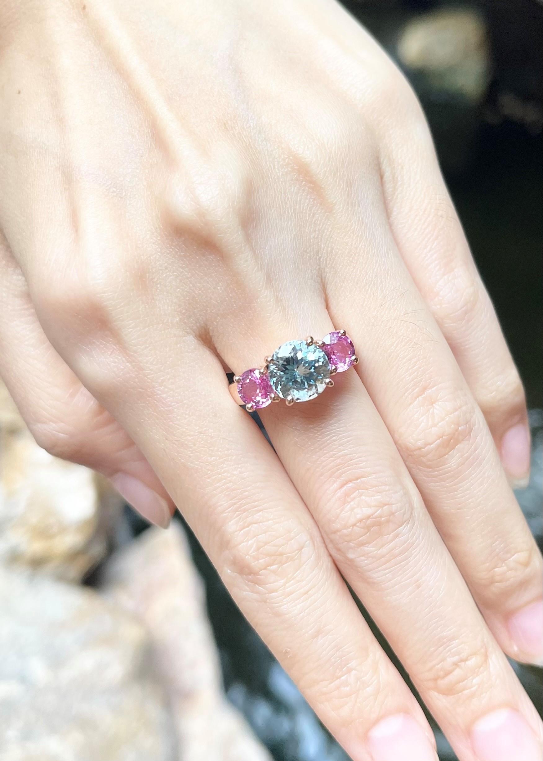 Contemporary Aquamarine with Pink Sapphire Ring set in 18K Rose Gold Settings For Sale