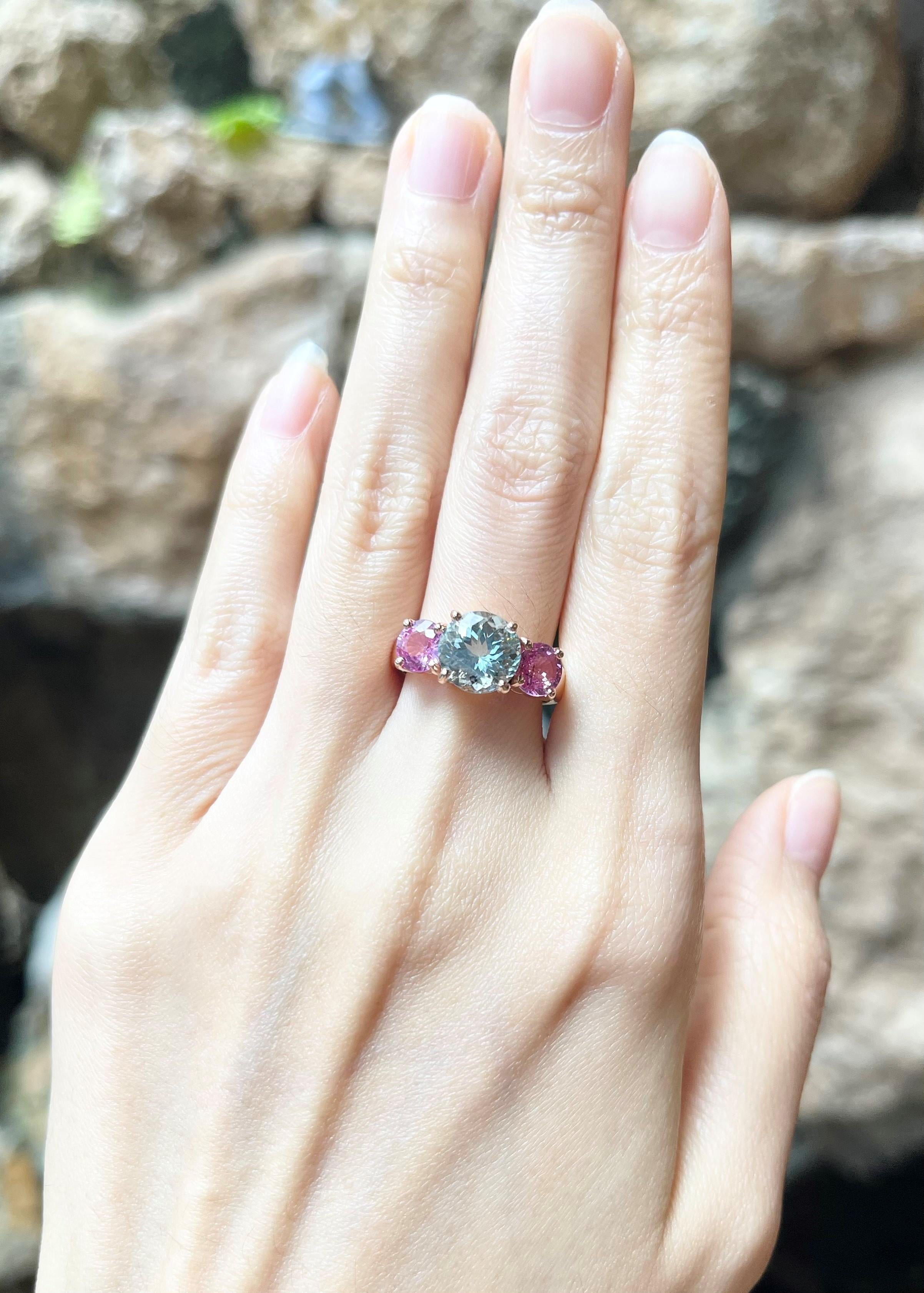Round Cut Aquamarine with Pink Sapphire Ring set in 18K Rose Gold Settings For Sale