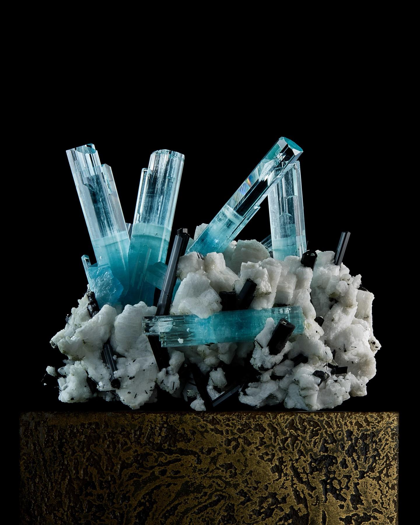 Aguamarina con Schorl sobre Ortoclasa
Valle de Shigar, distrito de Shigar,
Gilgit-Baltistán, Pakistán
12,7 cm de ancho x 11,5 cm de alto

Ex colección William Ferris
 

Hay dos regiones importantes para la aguamarina en Pakistán: Shigar y Nagar. Las