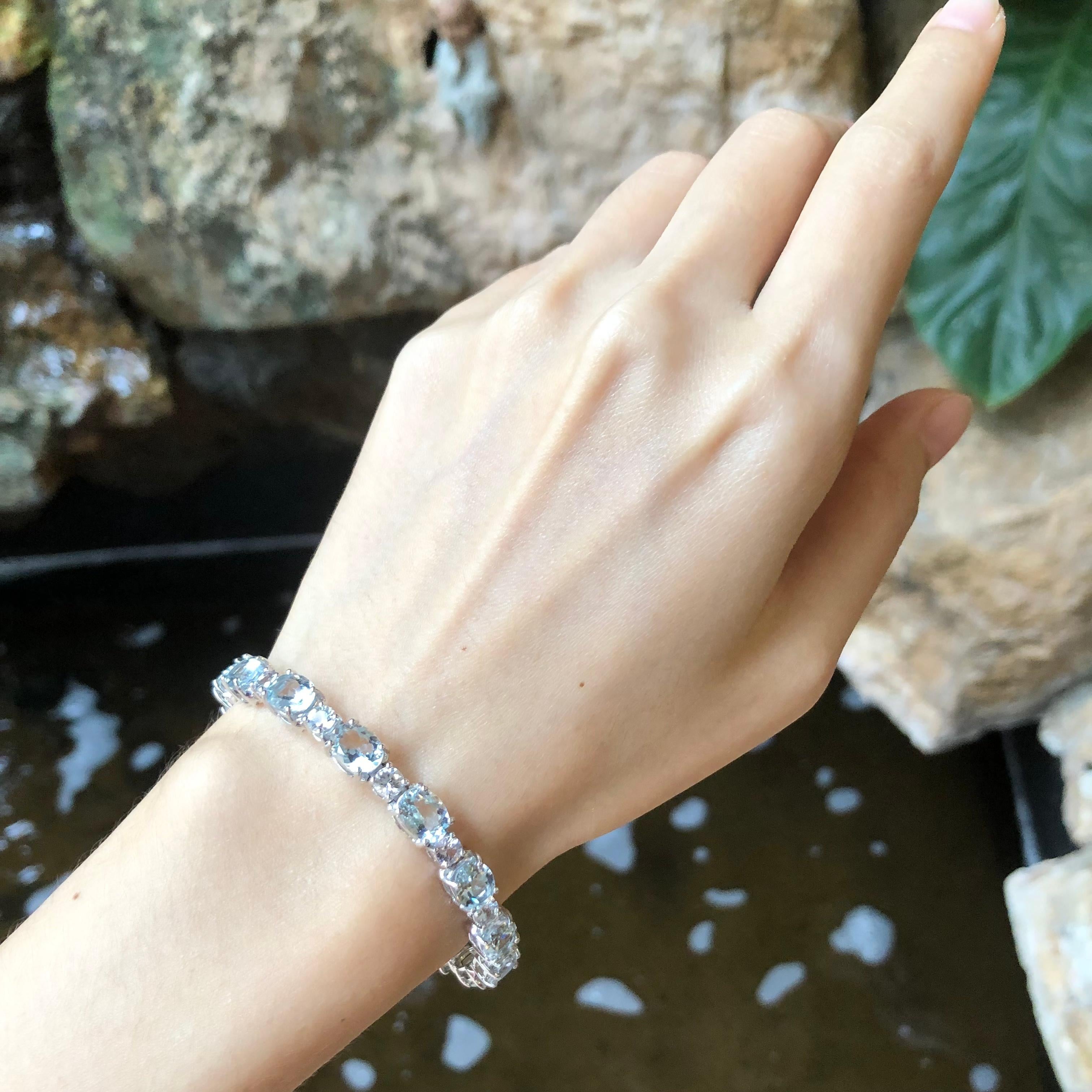 Contemporain Bracelet en or blanc 18 carats serti d'aigue-marine et de saphirs blancs en vente