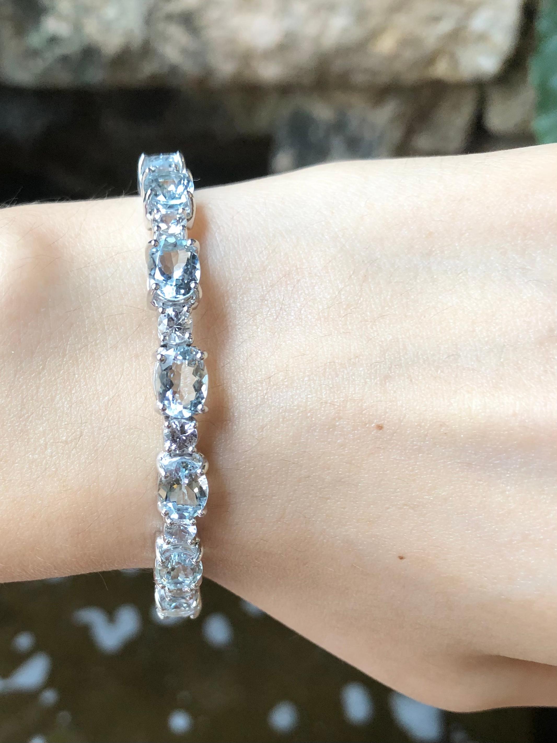 Aquamarine with White Sapphire Bracelet Set in 18 Karat White Gold Settings In New Condition For Sale In Bangkok, TH