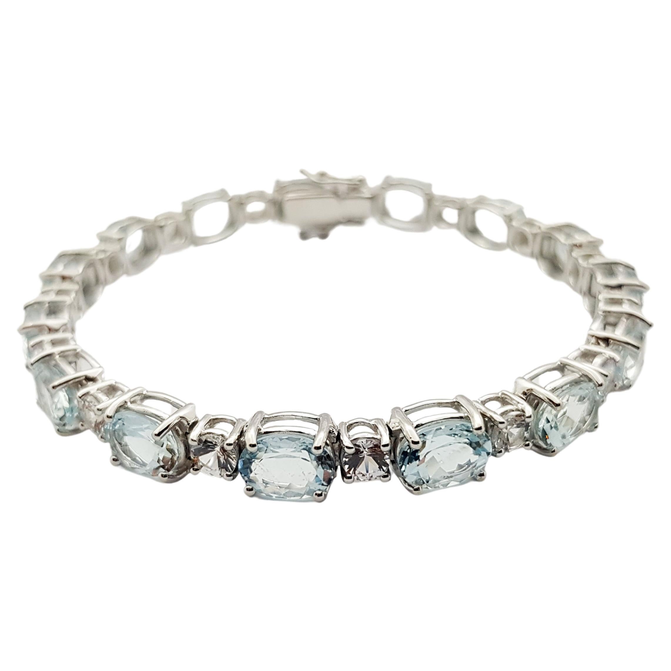 Bracelet en or blanc 18 carats serti d'aigue-marine et de saphirs blancs en vente