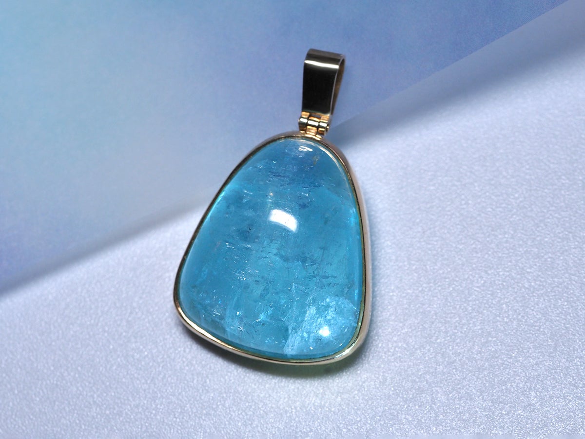 Colgante de oro amarillo de 14 quilates con aguamarina natural
peso aguamarina - 41.8 quilates
peso del colgante - 11.06 gramos
altura del colgante - 35 mm / 1,38 pulg.
medidas de la piedra - 0,45 х 0,79 х 0,91 in / 11,5 х 20 х 23 mm

Colección