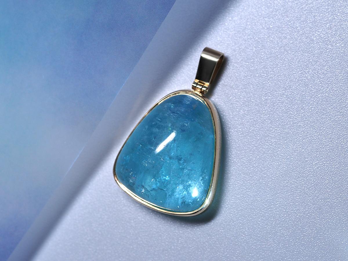 Aquamarine Yellow Gold Pendant Cabochon Gemstone Blue Green Minimalism Unisex For Sale 1