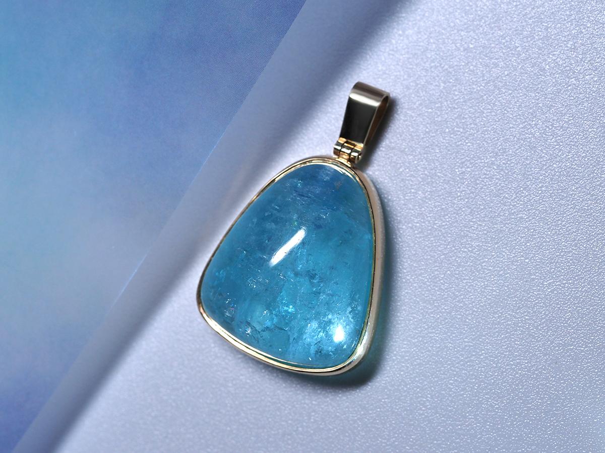 Aquamarine Yellow Gold Pendant Cabochon Gemstone Blue Green Minimalism Unisex  For Sale 1