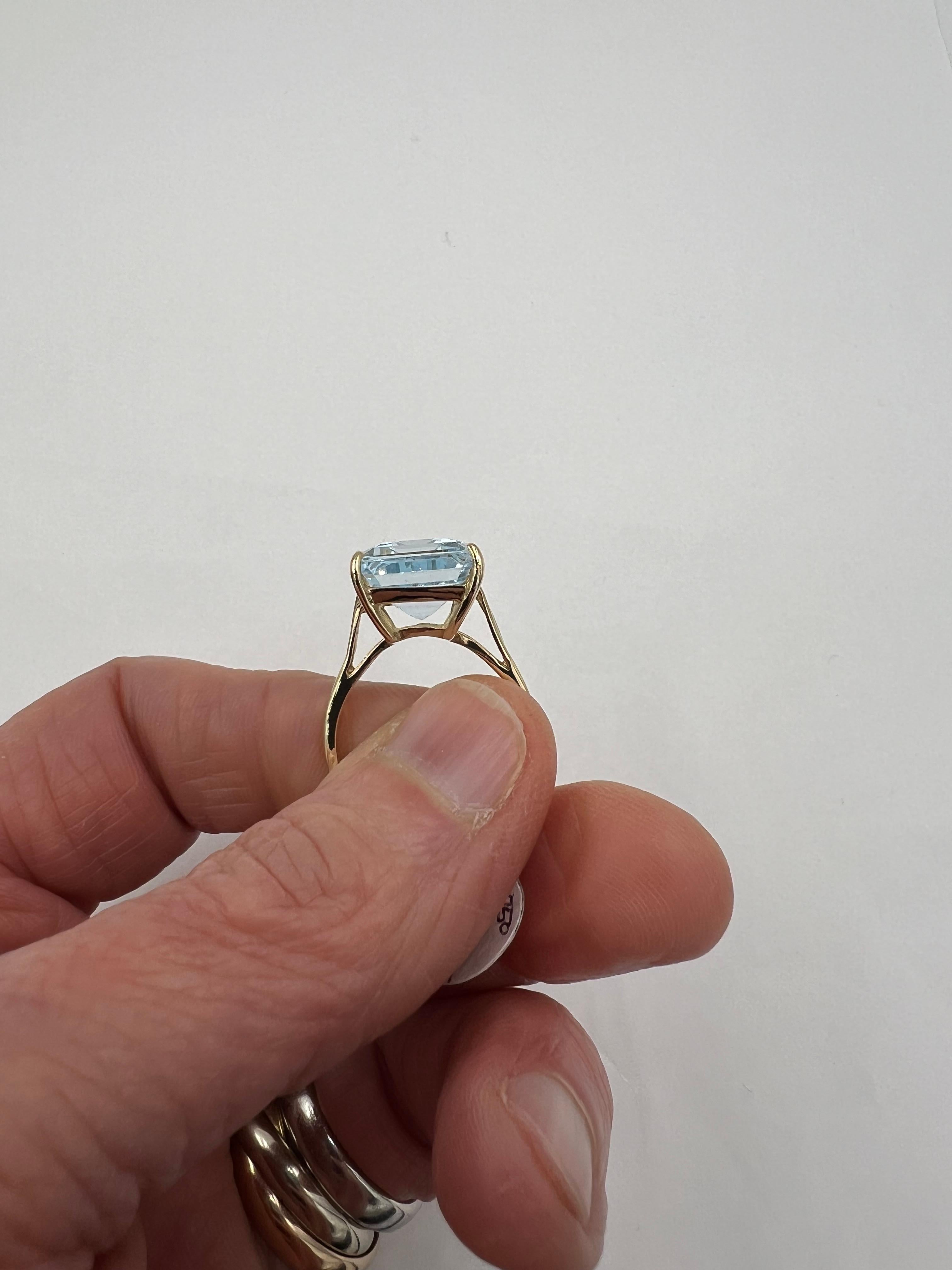 Women's or Men's Aquamarine Yellow Gold Ring  For Sale