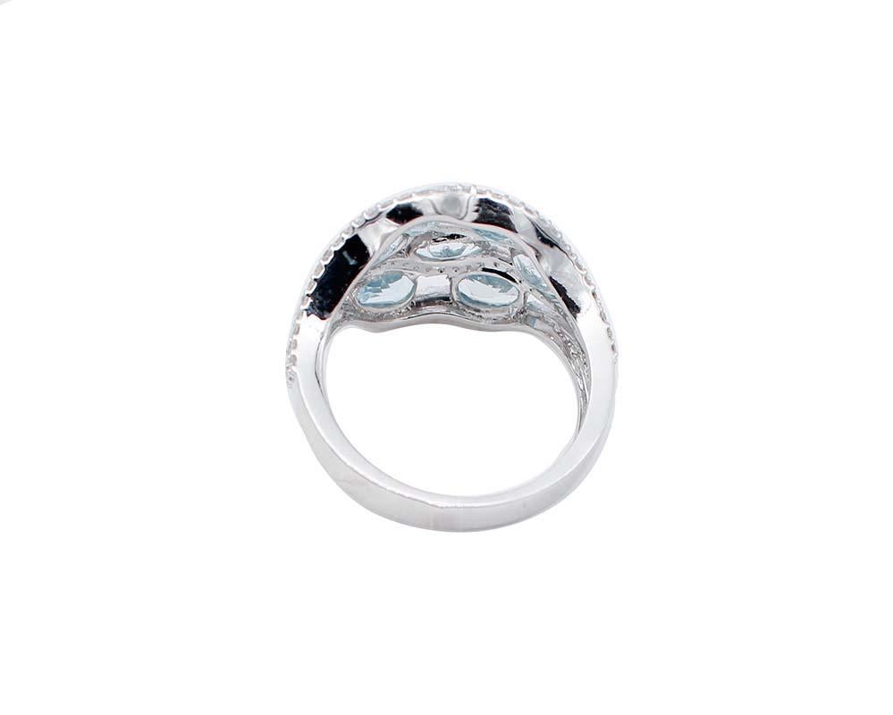 Moderner Ring aus 18 Karat Weißgold mit Aquamarin, Diamanten (Gemischter Schliff) im Angebot