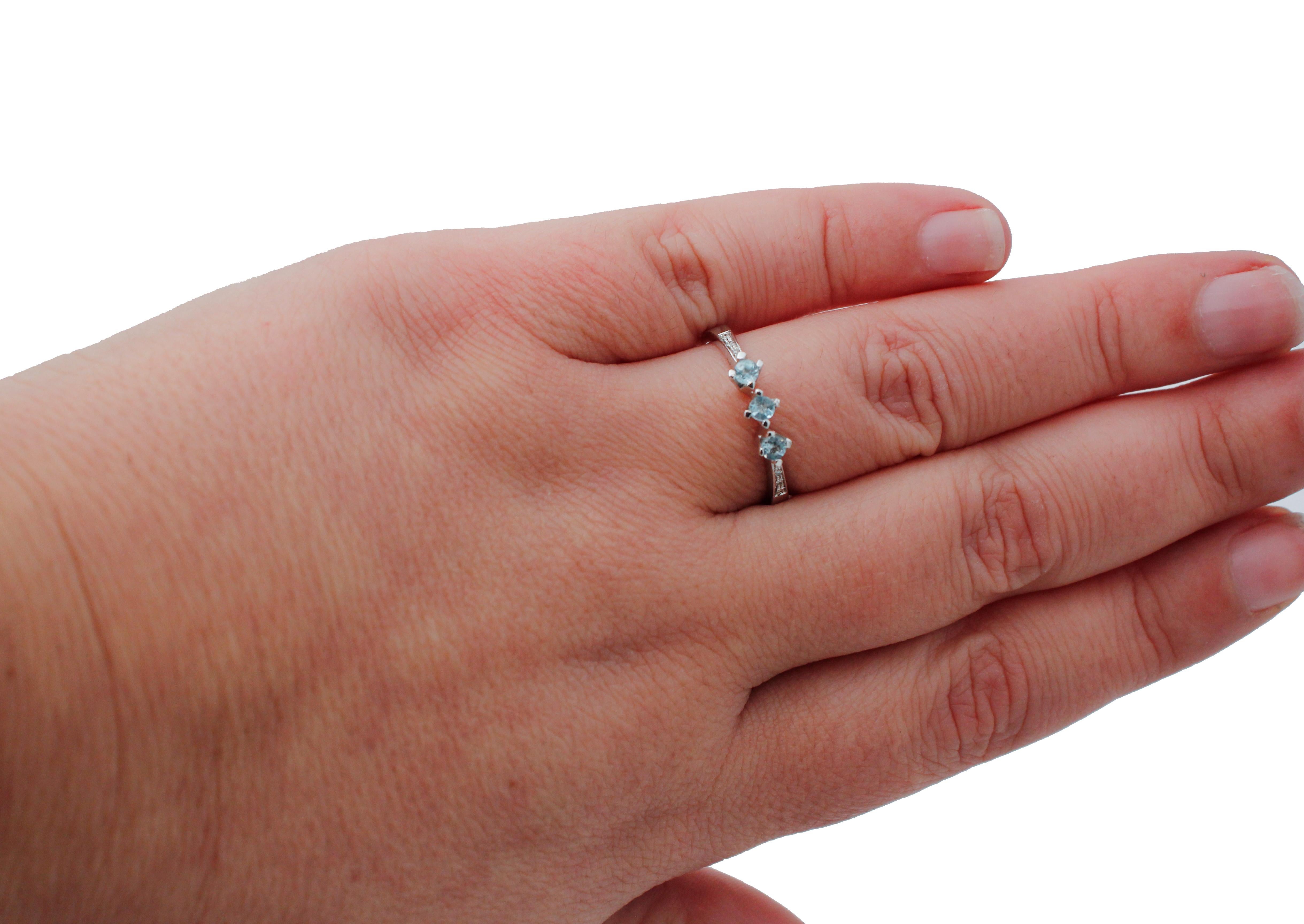 Taille ronde Aigue-marine, diamants, bague moderne en or blanc 18 carats en vente