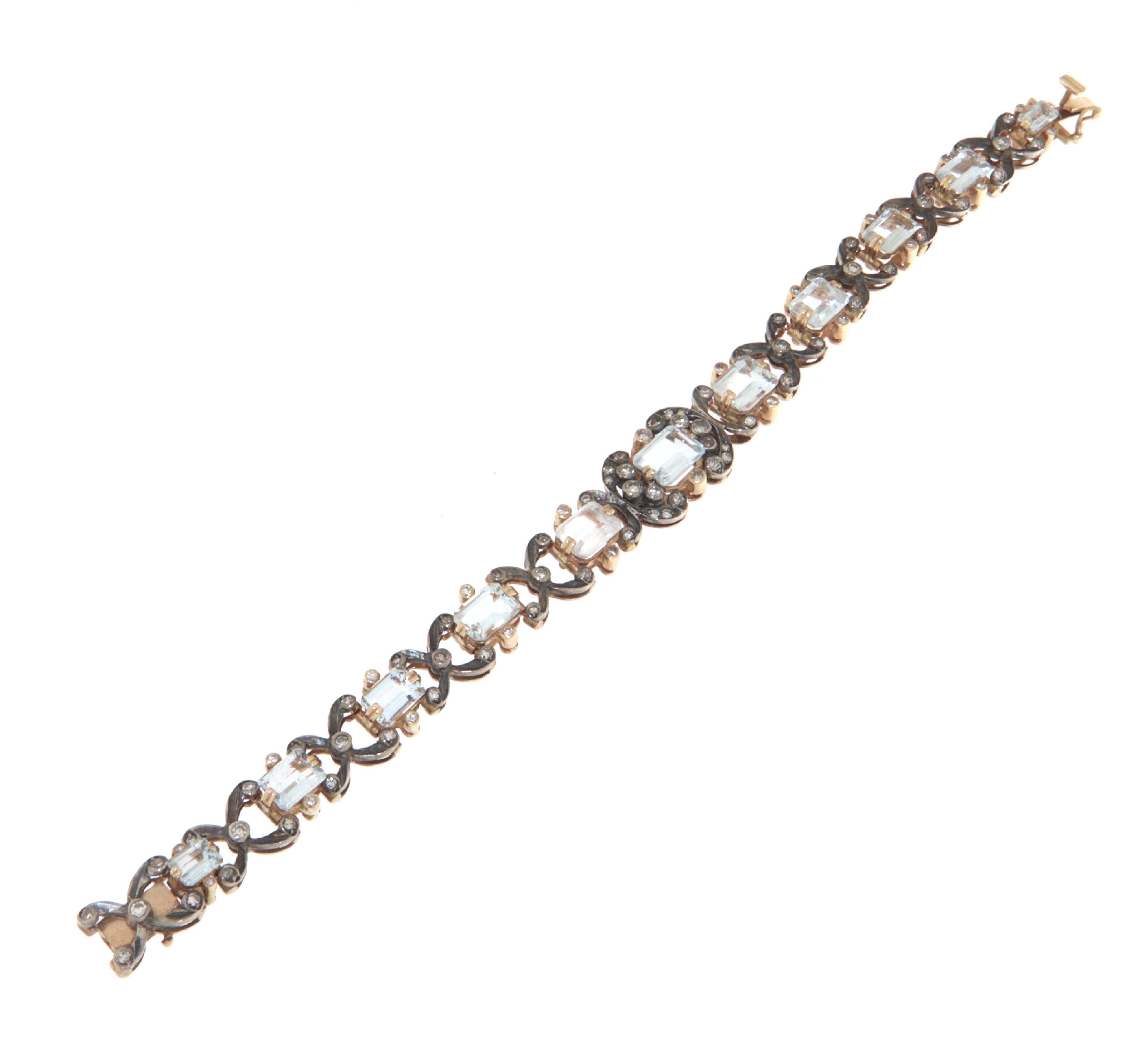 Bracelet vintage des années 60/70 réalisé entièrement à la main par des orfèvres napolitains en or jaune 14 carats et argent 800 millièmes.
Le bracelet présente onze aigues-marines de taille émeraude et de différentes tailles d'origine brésilienne,