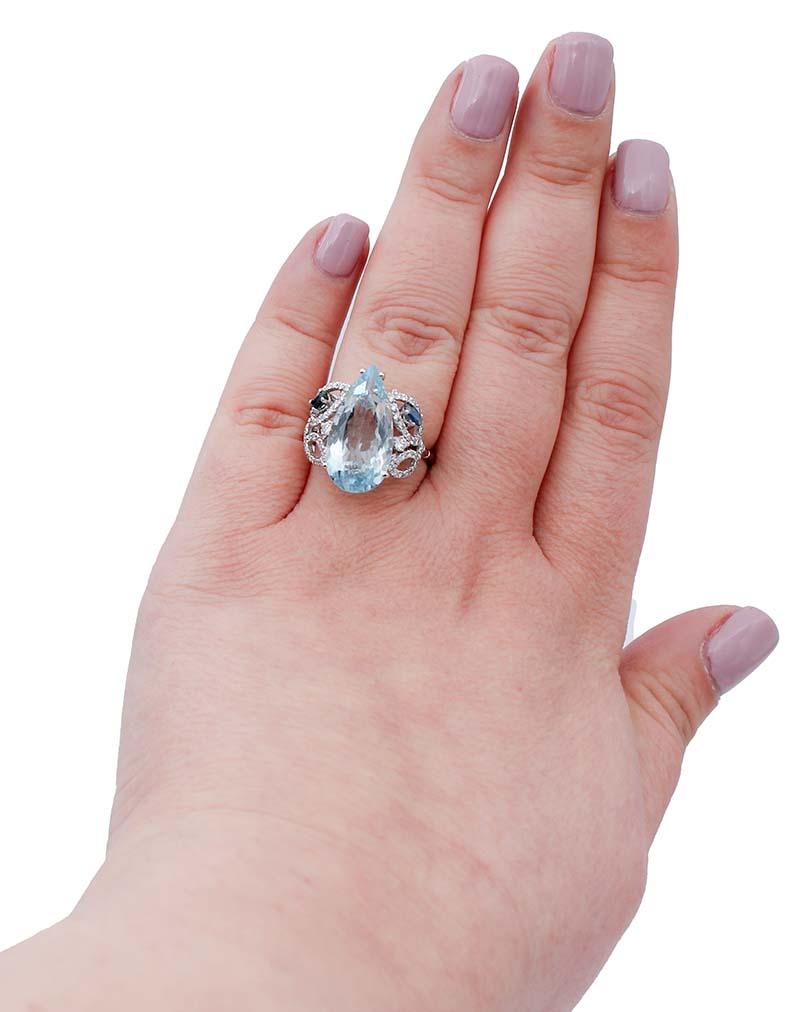 Ring aus 14 Karat Weißgold mit Aquamarin, Saphiren, Diamanten (Gemischter Schliff) im Angebot