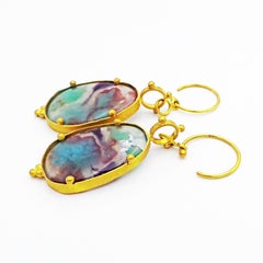 Pendientes Colgantes Forjados a Mano de Acuaprasa y Oro de 22 Quilates