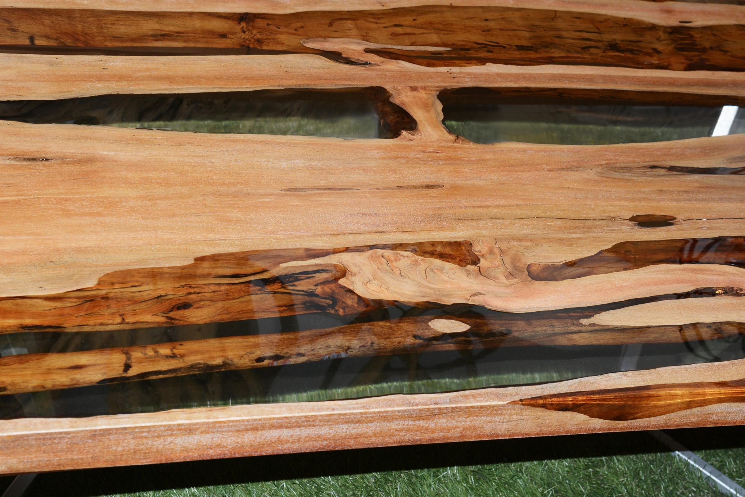 Table basse Aquariquara et résine avec
aquariquara carapanauba bois de brésilien 
mangrove avec de la résine solide de haute qualité. Avec 
base en acier en forme de papillon. Épaisseur de 5 cm sur le dessus.
Pièce exceptionnelle et unique.