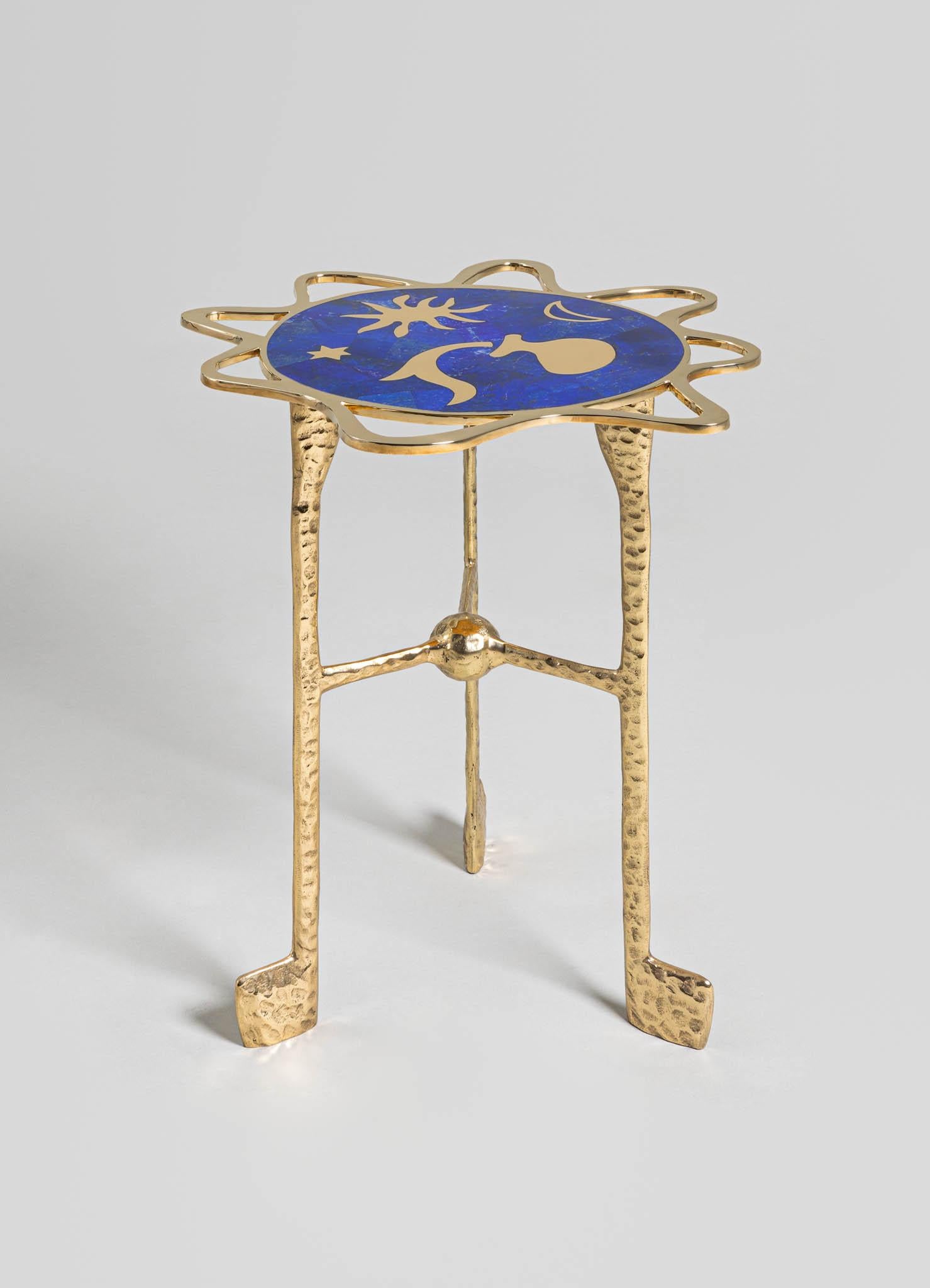 Table d'appoint Aquarius avec pierre semi-précieuse Viya de Vikram Goyal

Ramenez l'univers à la maison et voyez ce qui est écrit dans les étoiles. Ces représentations en émail et en laiton illustrent le mysticisme ineffable des mouvements