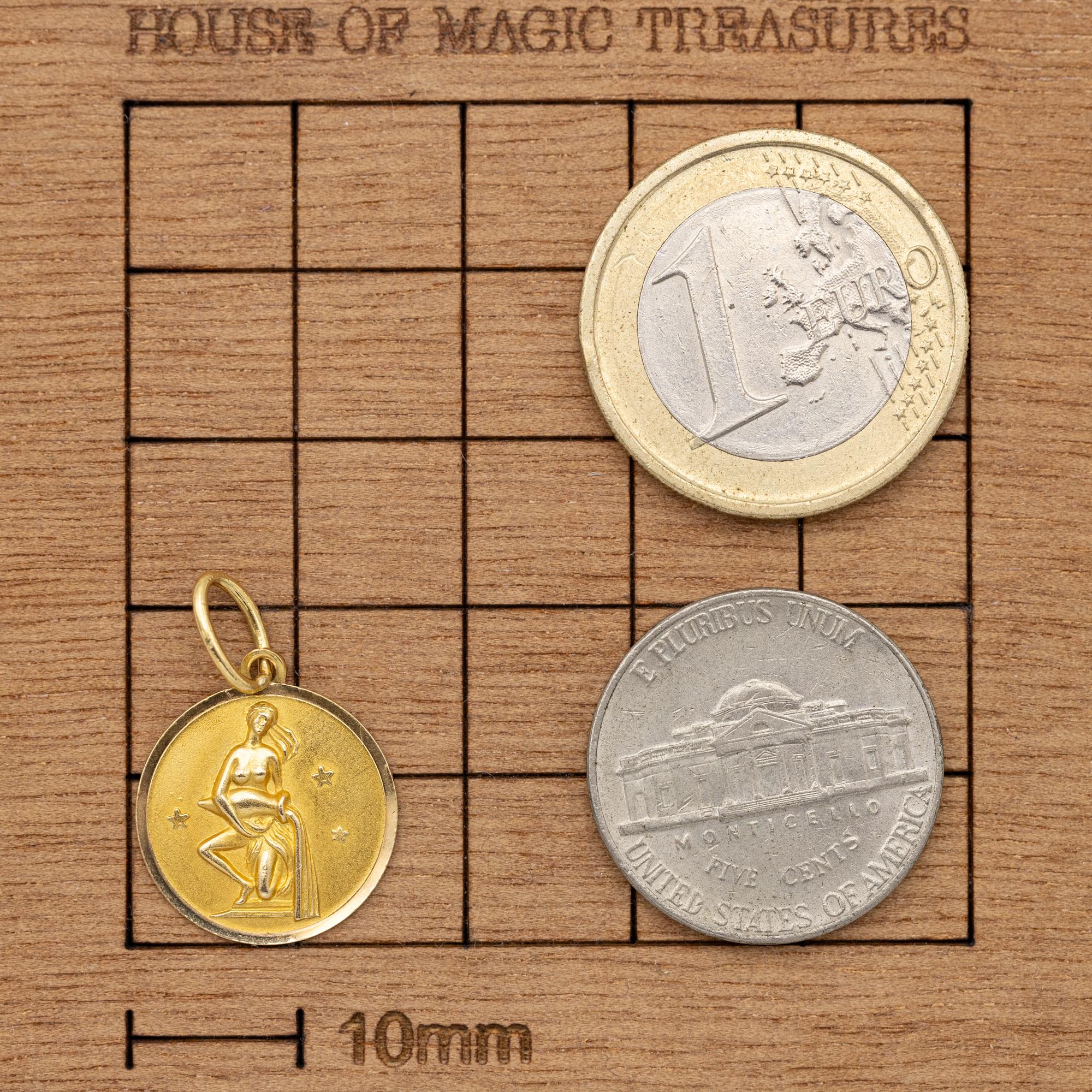 Modern Aquarius - Vintage 18 karat zodiac charm pendant - solid yellow gold Star Sign For Sale