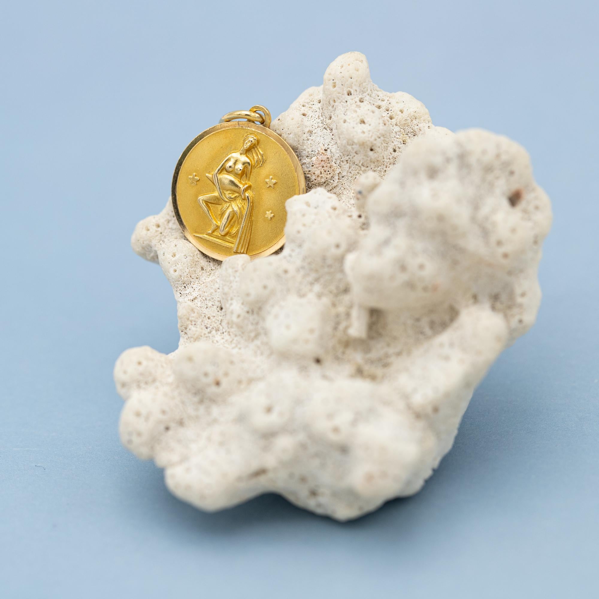 Aquarius - Vintage 18 karat zodiac charm pendant - solid yellow gold Star Sign In Good Condition For Sale In Antwerp, BE