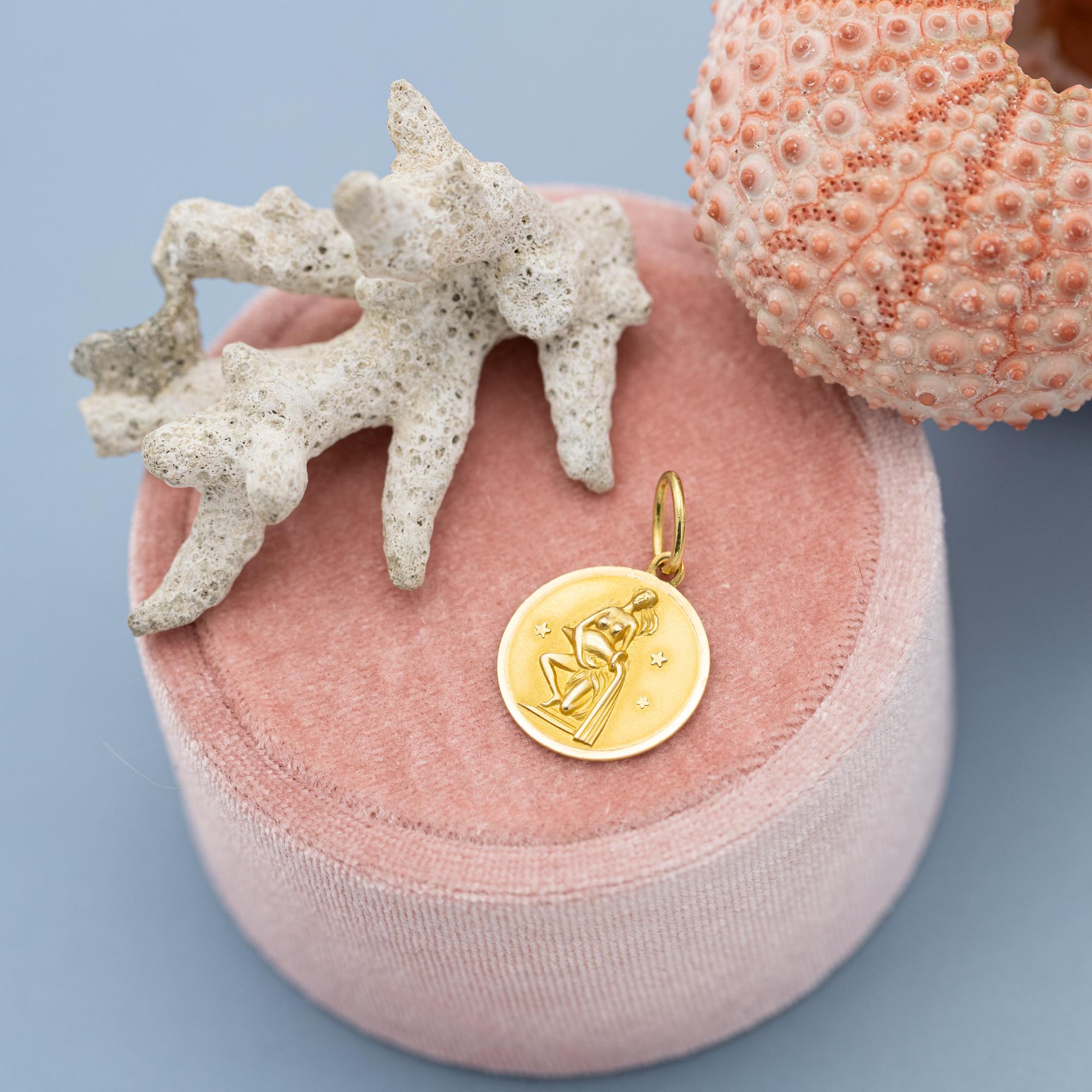 Aquarius - Vintage 18 karat zodiac charm pendant - solid yellow gold Star Sign For Sale 2