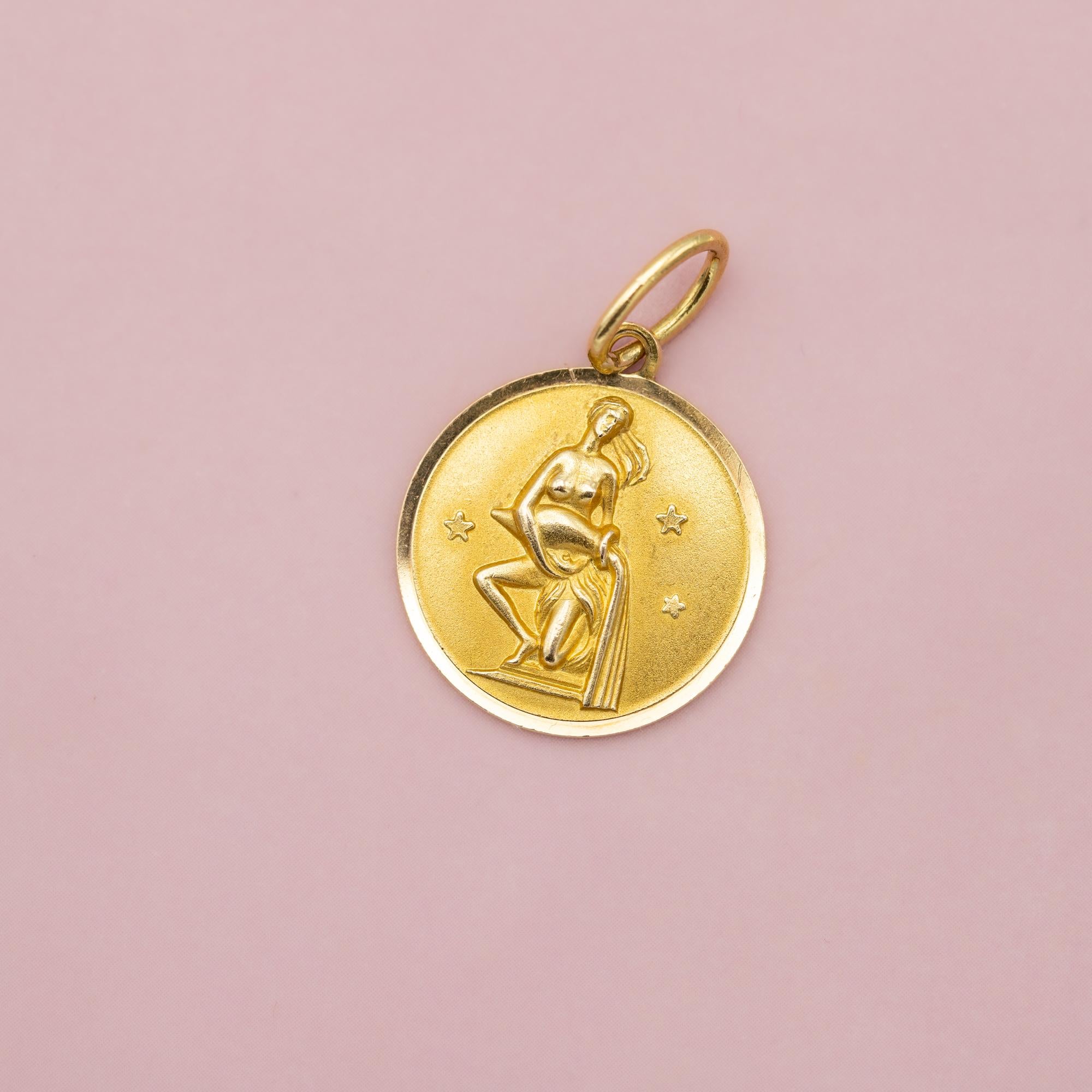Aquarius - Vintage 18 karat zodiac charm pendant - solid yellow gold Star Sign For Sale 3