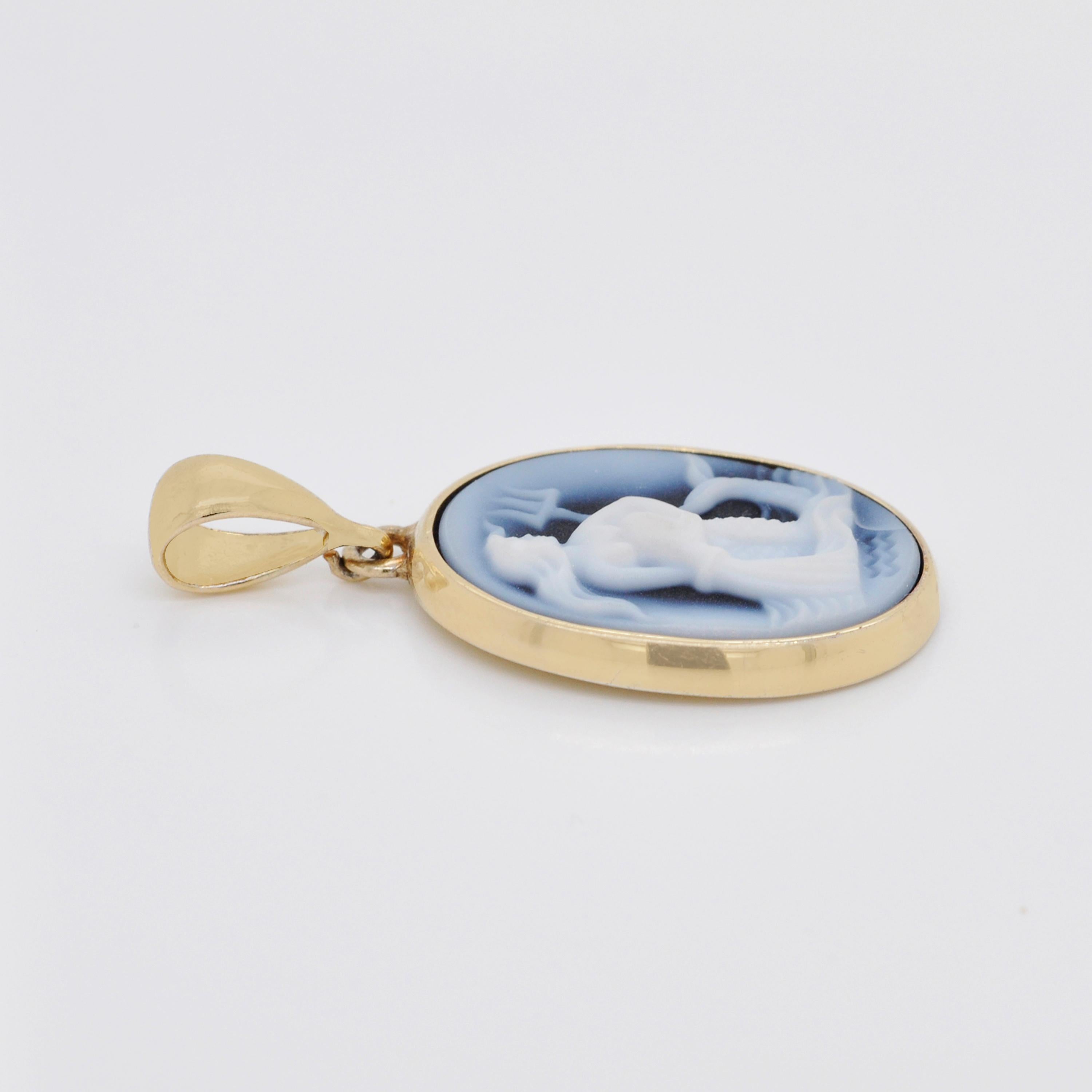 Contemporary Aquarius Zodiac Agate Cameo 925 Sterling Silver Pendant Necklace For Sale
