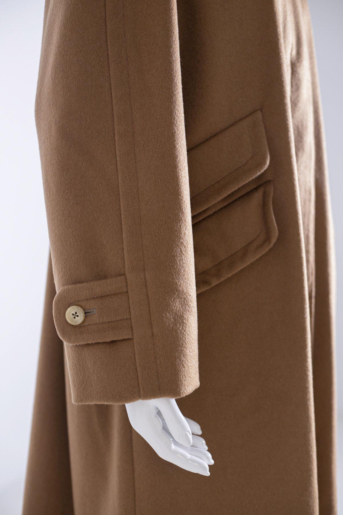 Stunning camel-colored women's coat from Aquascutum, the coat is 100% pure cashmere. The line is classic, the length reaches just below the knees, on the front three comfortable pockets. The jacket is perfect, never worn. Inside we find the original