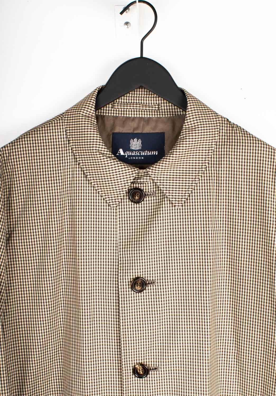 Consultez mes autres annonces. A beaucoup d'autres vêtements de marque à vendre. Ouvert à toutes les offres.
L'article mis en vente est 100% authentique Aquascutum Trench Coat Homme Manteau, VINU0
Couleur : brun/sable
(La couleur réelle peut varier