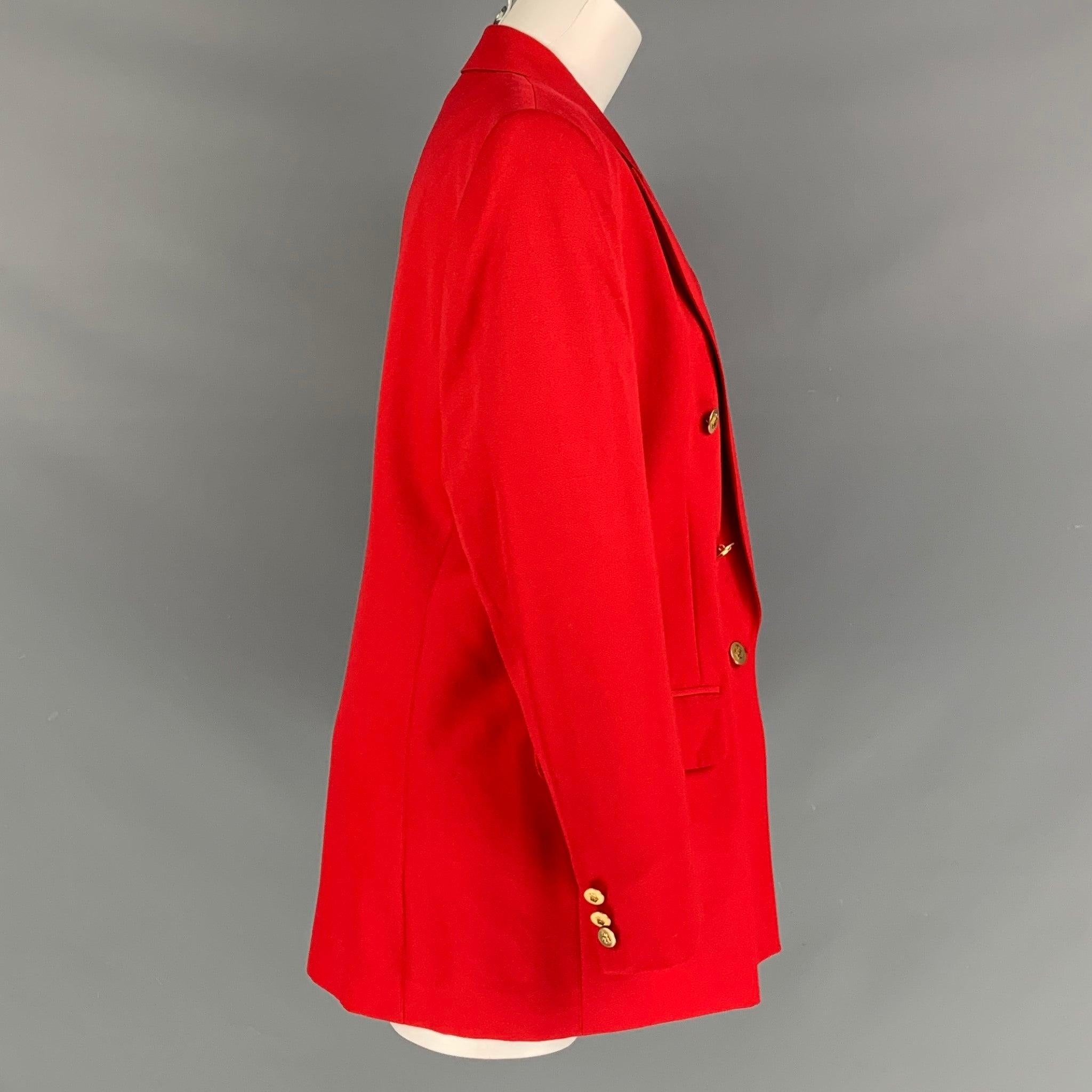 VINTAGE AQUASCUTUM blazer double boutonnage en tissu de laine rouge avec revers en pointe, poches à rabat, épaulettes et boutons à insignes dorés. Fabriqué au Canada.
Neuf avec étiquettes.  

Marqué :   12 

Mesures : 
 
Épaule : 17 pouces Poitrine