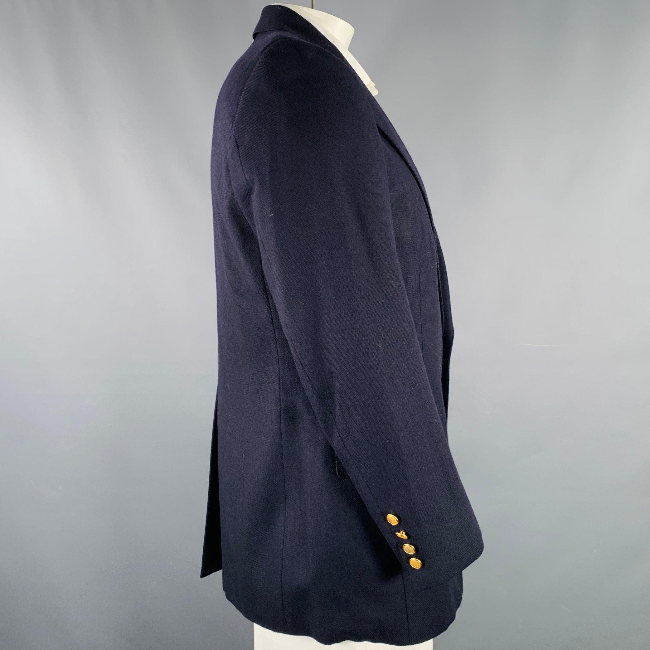 Aquascutum of LONDON pour le manteau de sport SAKS FIFTH AVENUE
en laine marine, avec un revers à cran, une simple ouverture au dos et une double fermeture à boutons en métal doré. Excellent état d'origine. 

Marqué :   42 

Mesures : 
 
Épaule :